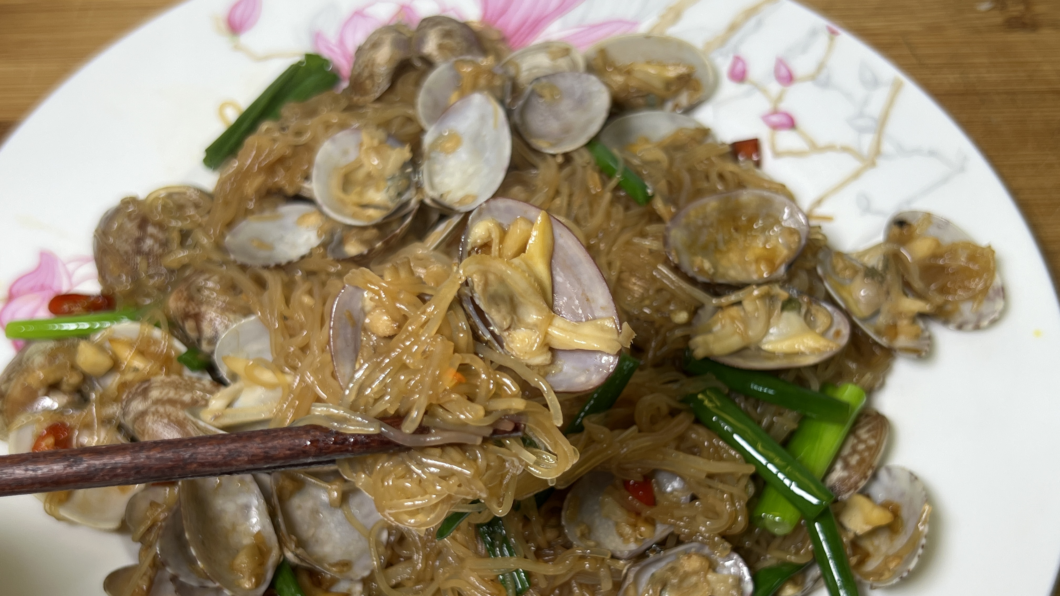 花甲粉丝最简单的做法,花甲干净无泥沙,鲜嫩入味,比烧烤店好吃