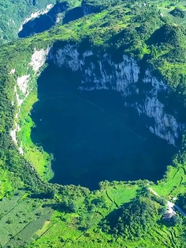 大锅圈天坑