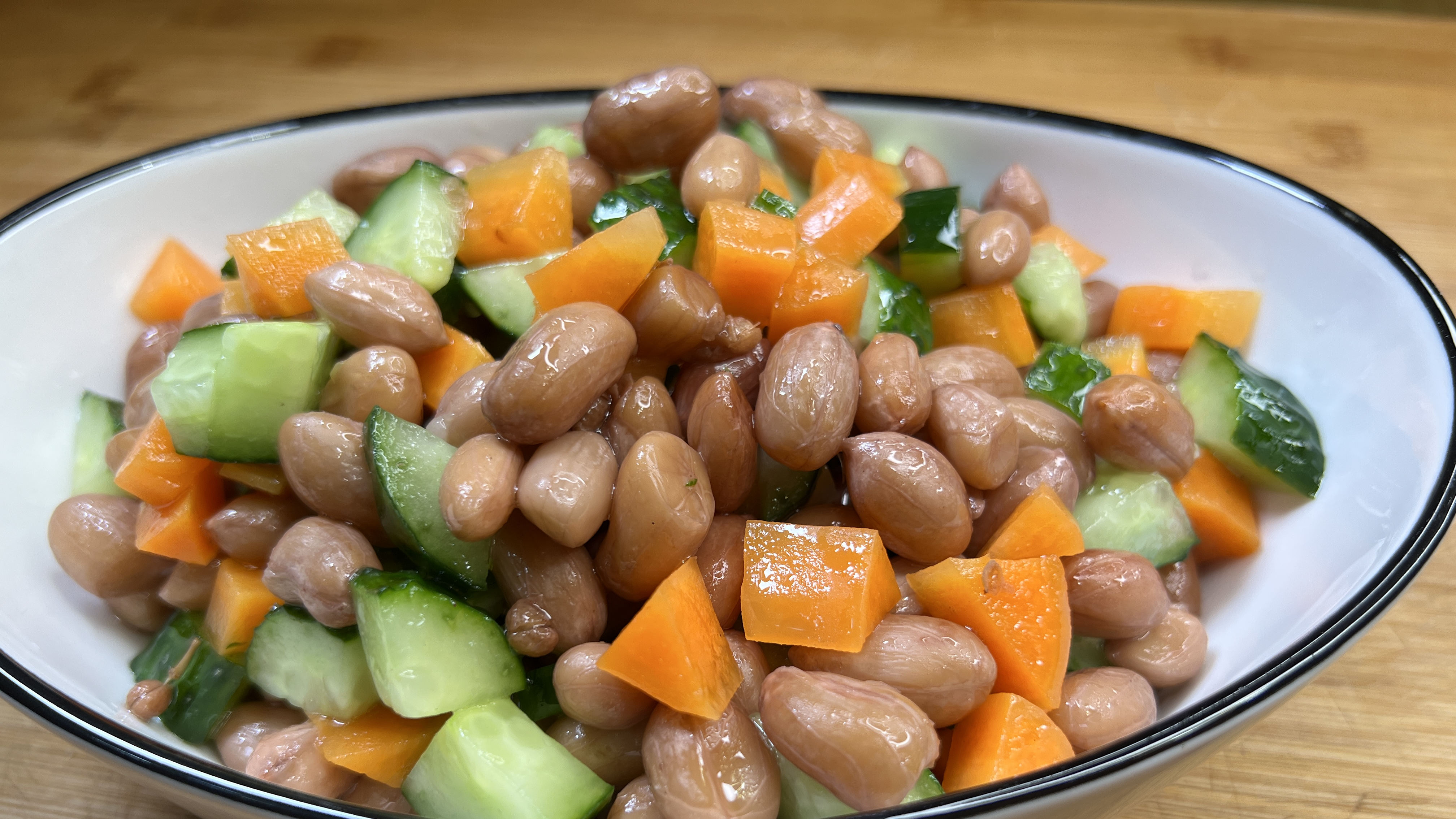 水煮花生米好吃有技巧，简单美味，搭配黄瓜丁和胡萝卜丁超有食欲