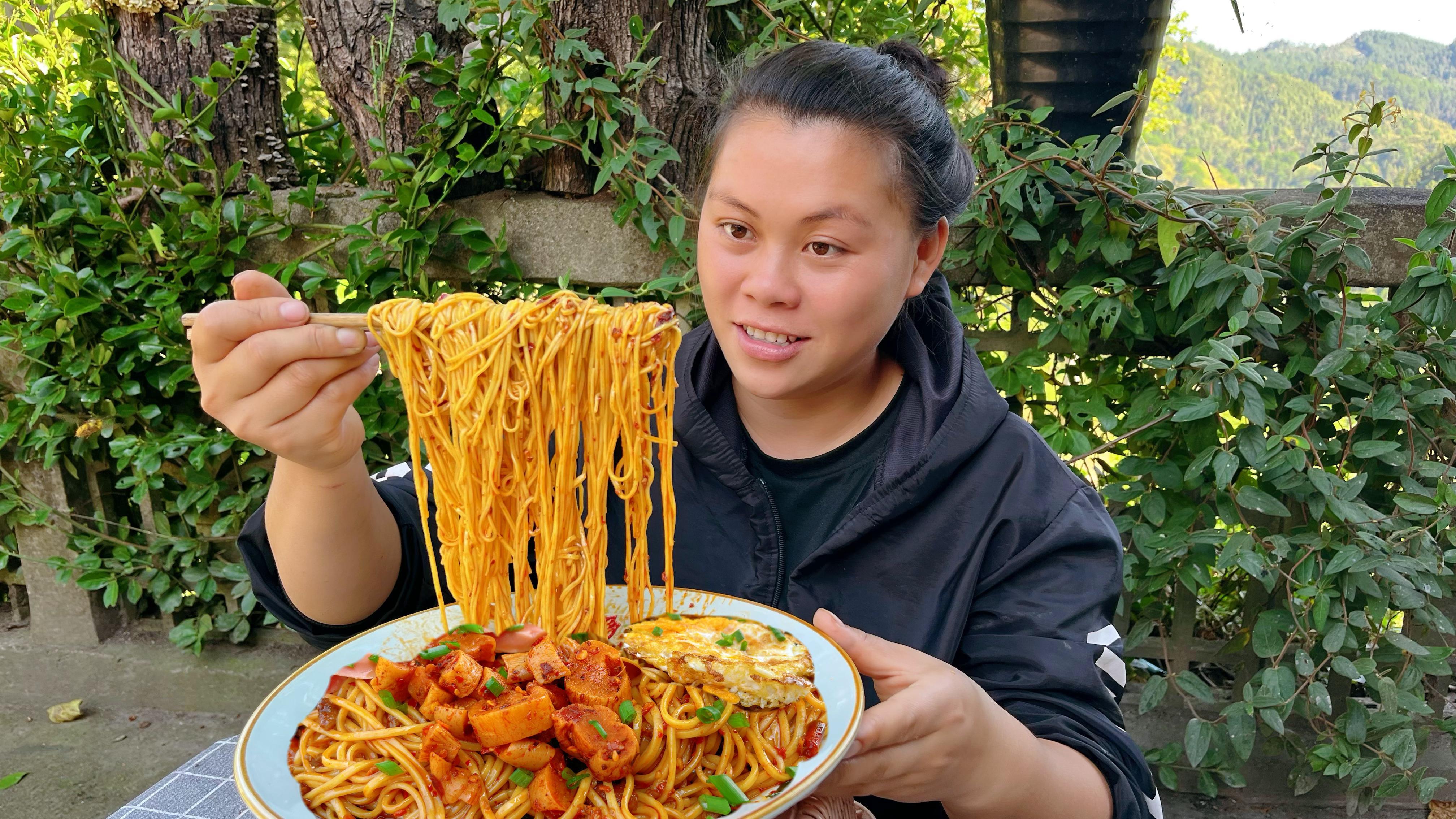 今天欧妹做了一大碗又香又辣的肉末拌面