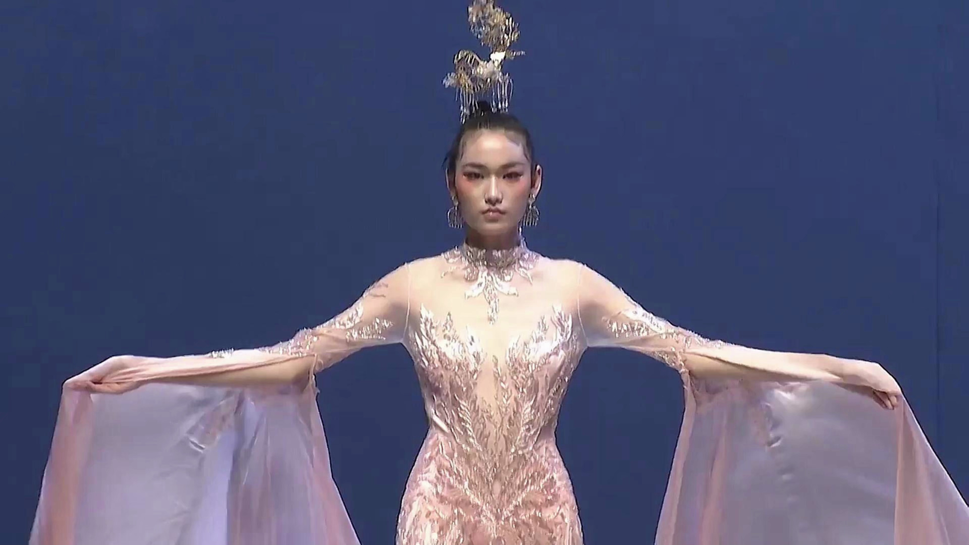 中国时装周,肉色纱裙另种特色