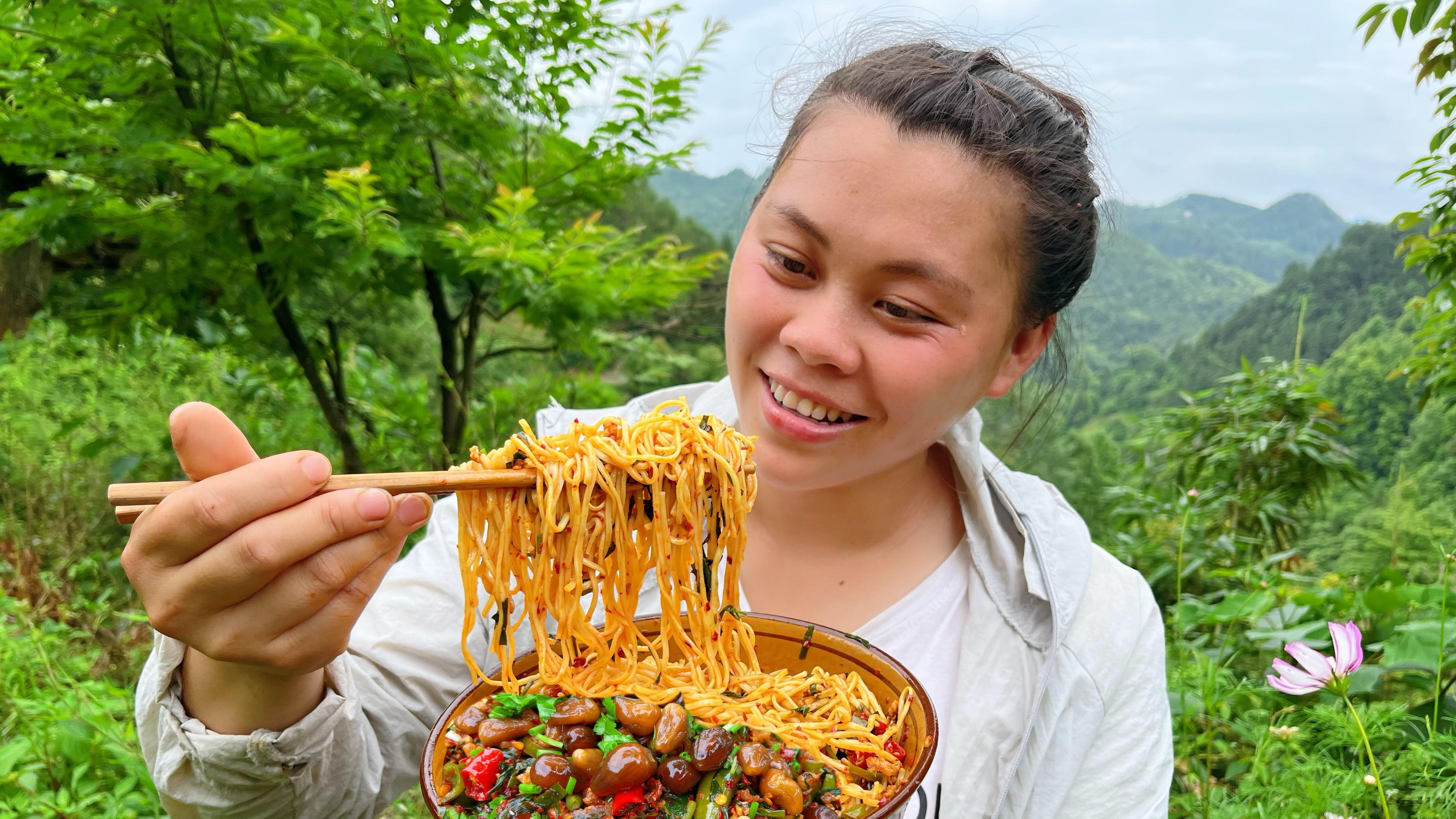 割些野菜喂兔子,再做一碗小米椒拌面,配着泡椒一口接一口真过瘾