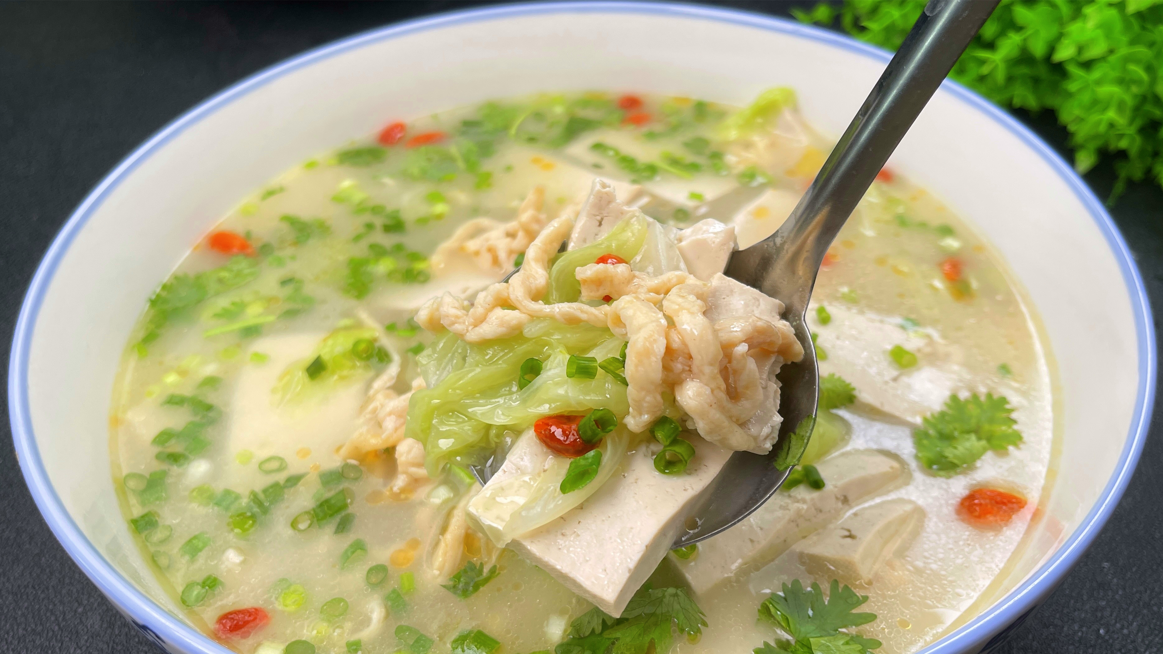 白菜炖豆腐怎么做才好吃?记住2诀窍,鲜香奶白,炖一锅都不够吃