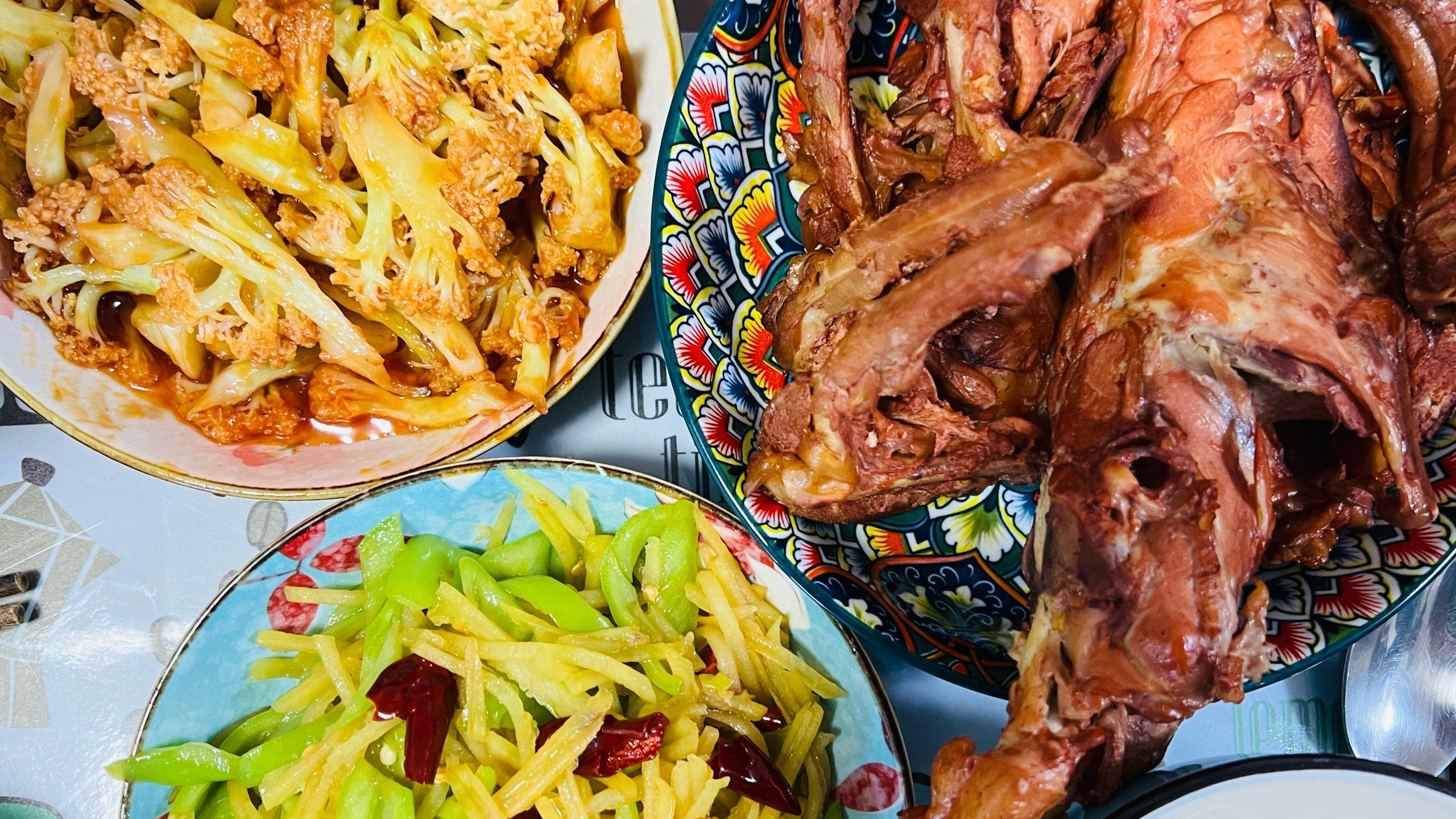 今日晚餐小份菜～炒土豆丝和番茄菜花配上鸭货和八宝稀粥,完美!