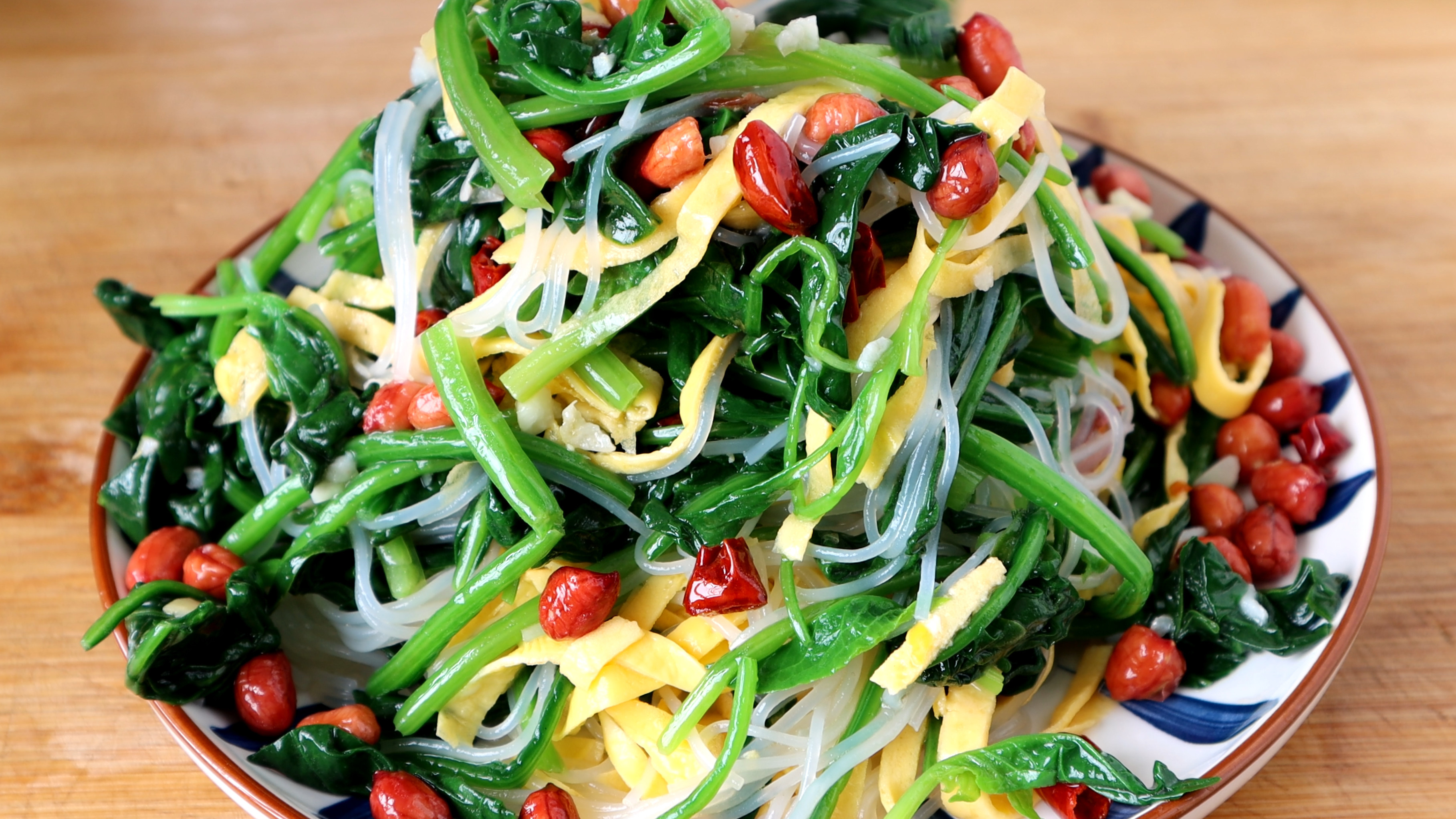 怪不得饭店的凉拌菠菜那么好吃，原来诀窍在这里，看一遍就学会