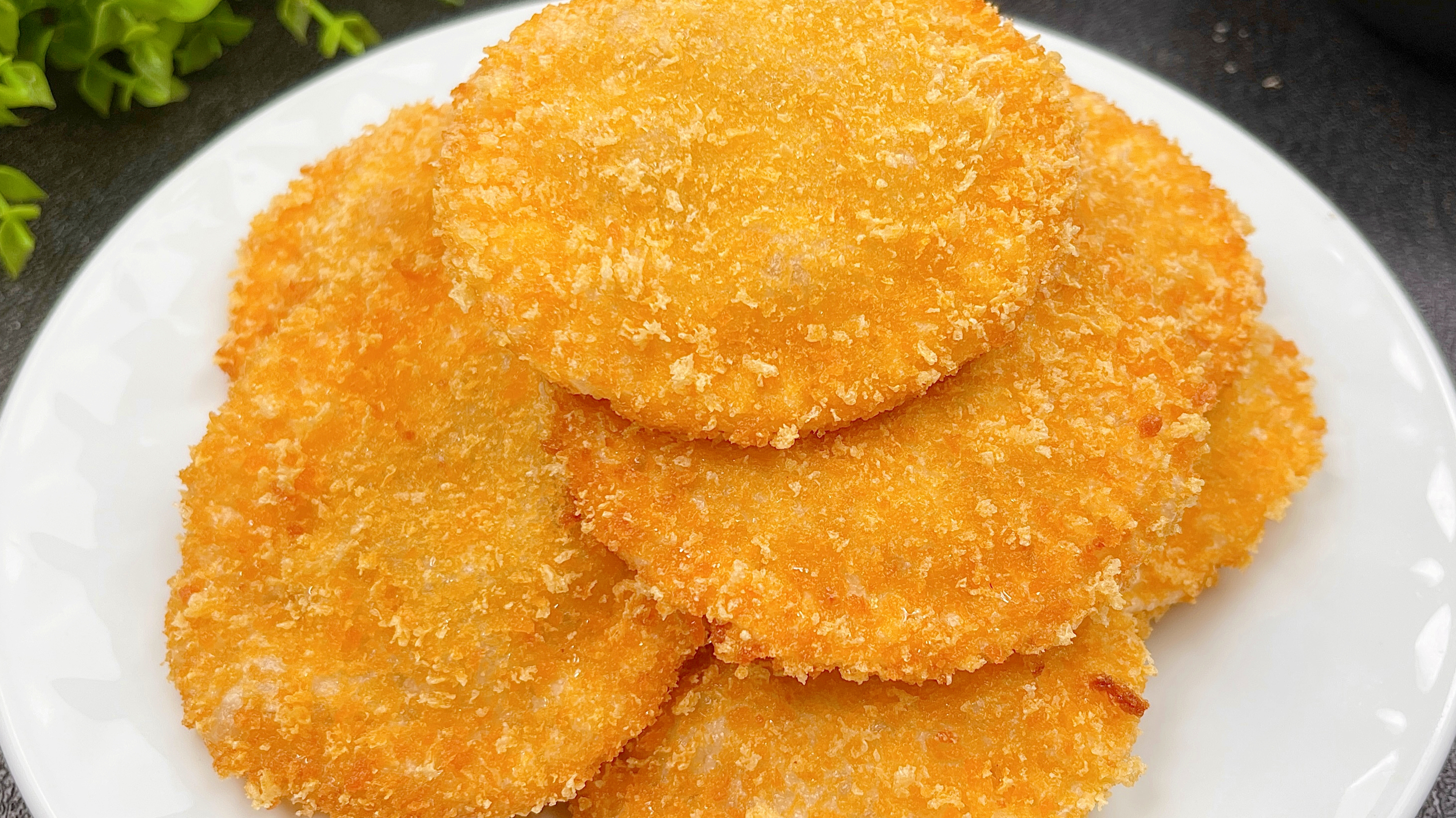 用2元饺子皮就能做出香蕉派,酥脆香甜,蕉香满满,实在太好吃了