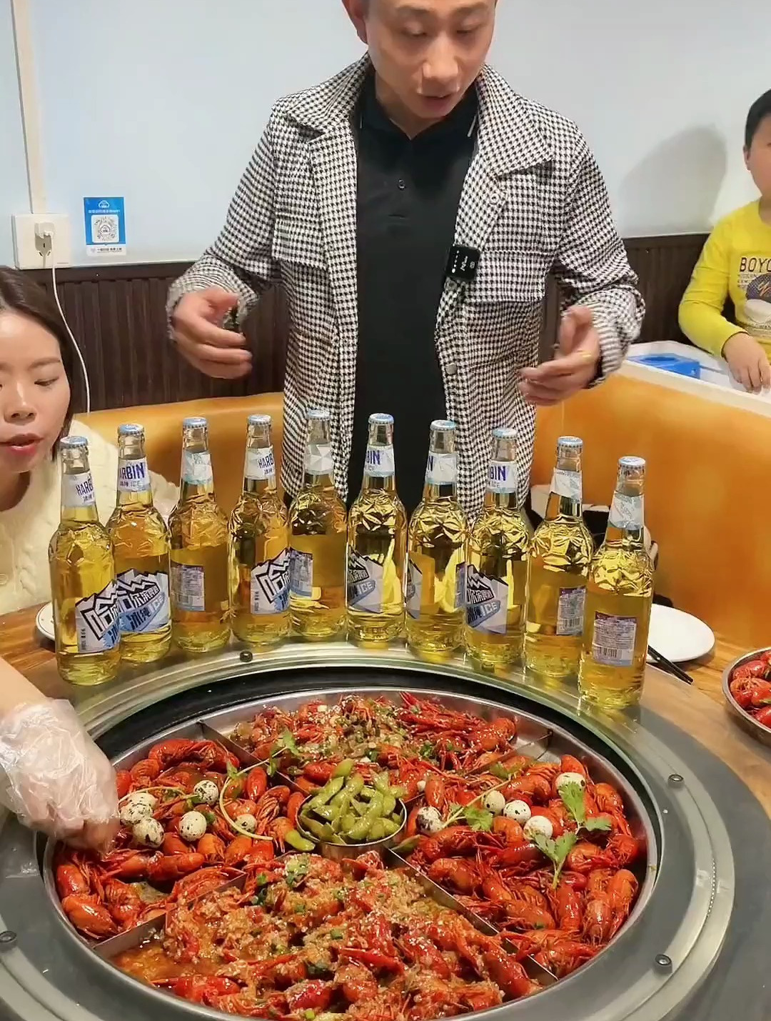 小龙虾喝啤酒的兄弟姊妹冲