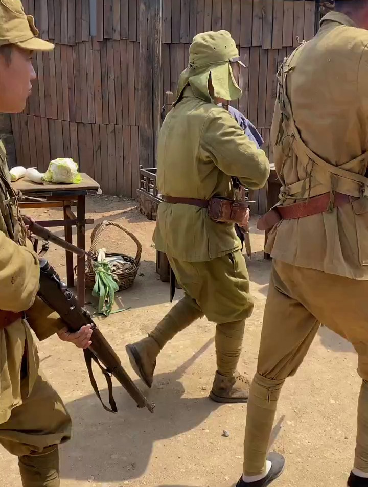 大学生扮演的鬼子进村了,但是看着还是有些渗的慌