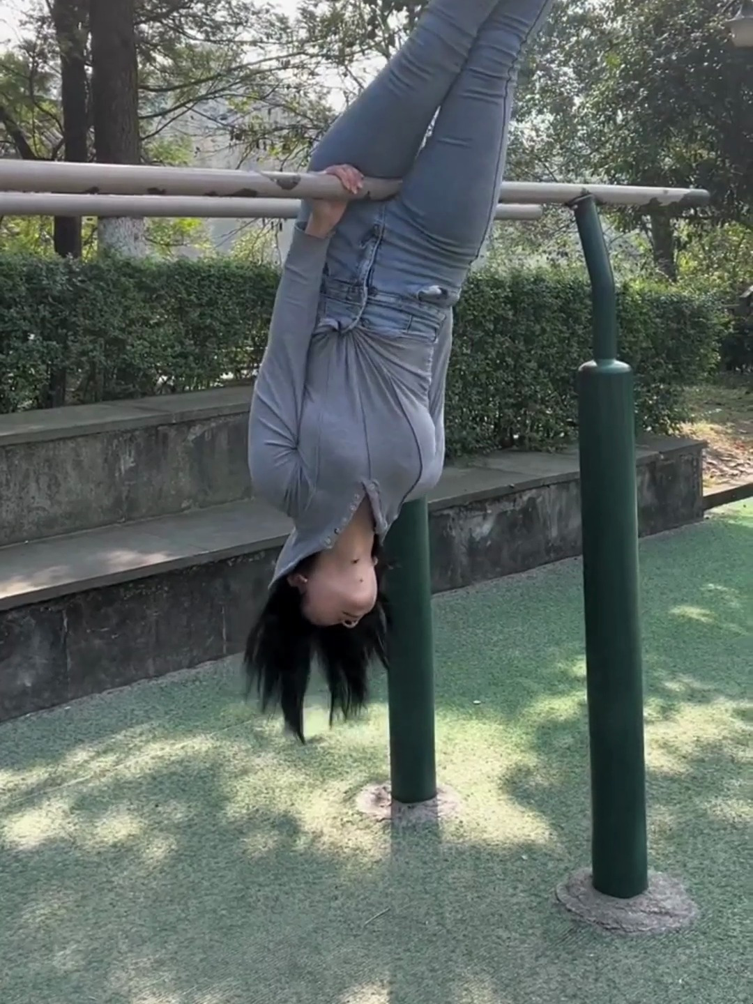 舞蹈生小姐姐一字马瞬间,舞出自信与魅力