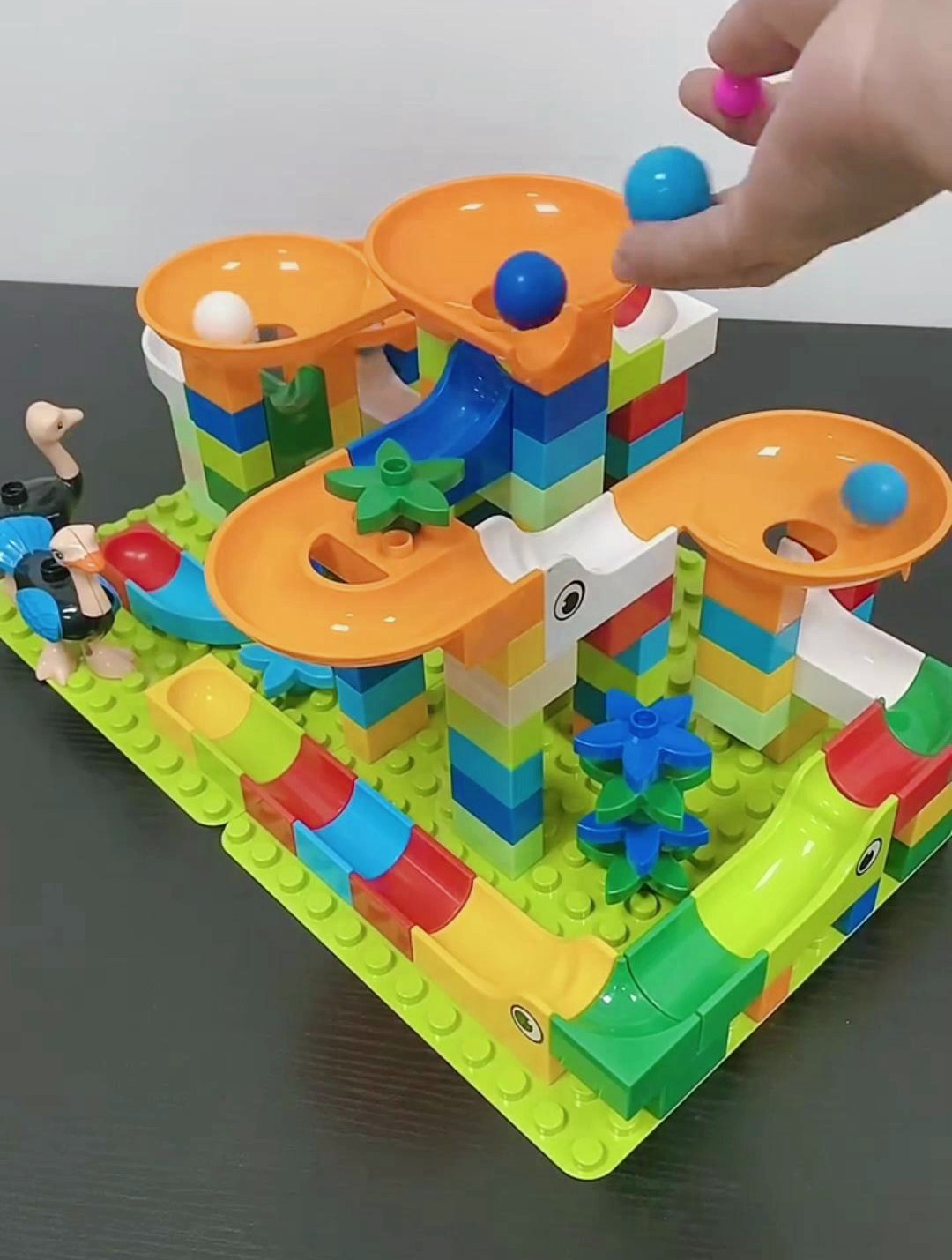 百变滑道积木diy乐园,锻炼宝宝手眼协调能力