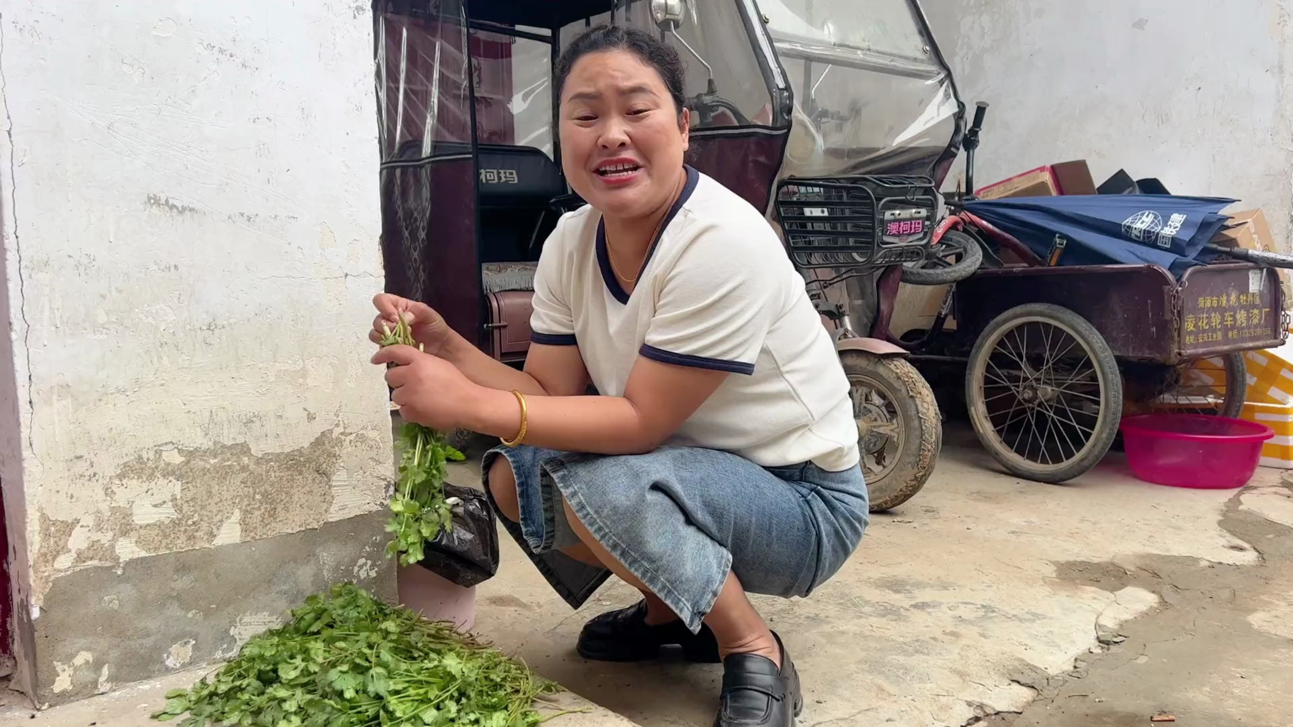 俺爹今天炖的羊肉汤 二哥又拿几个苔菜凉拌 一家人开开心心真热闹