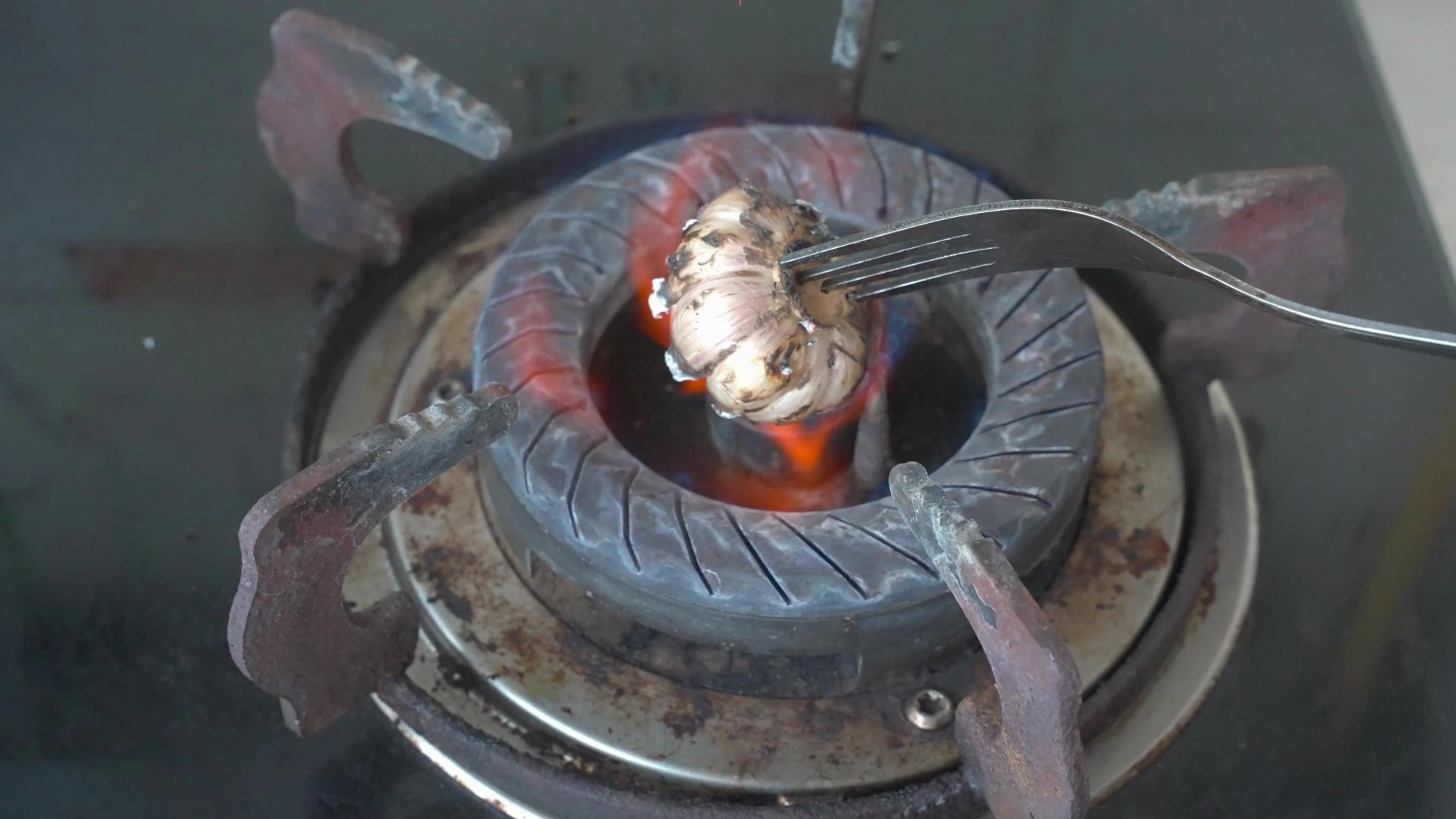 大蒜在火上烧一烧,作用真厉害,解决了很多人问题,既省钱又实用