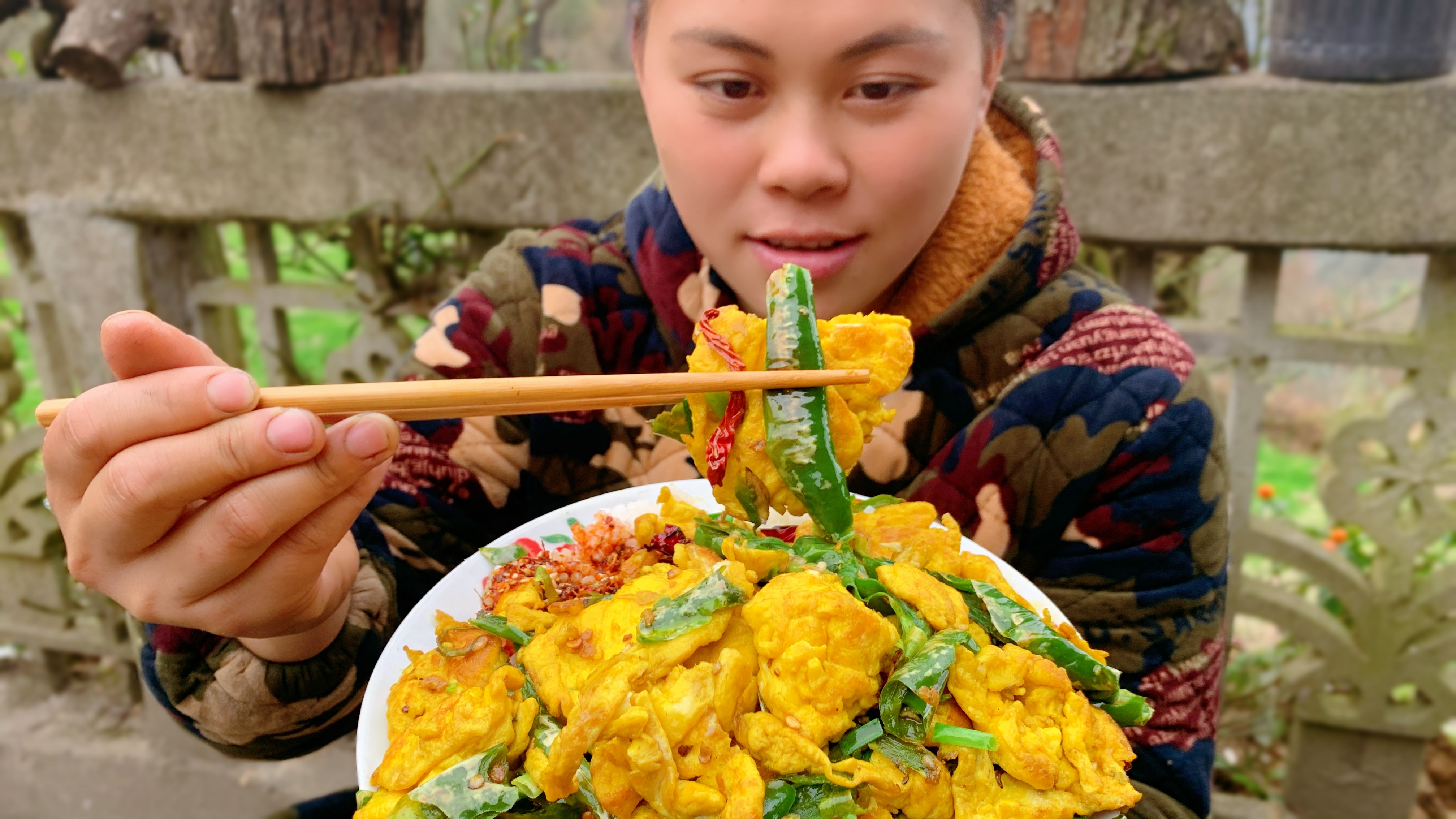 干完活4个鹅蛋半斤辣椒,欧妹吃辣真厉害,直接盖饭又吃一大盘