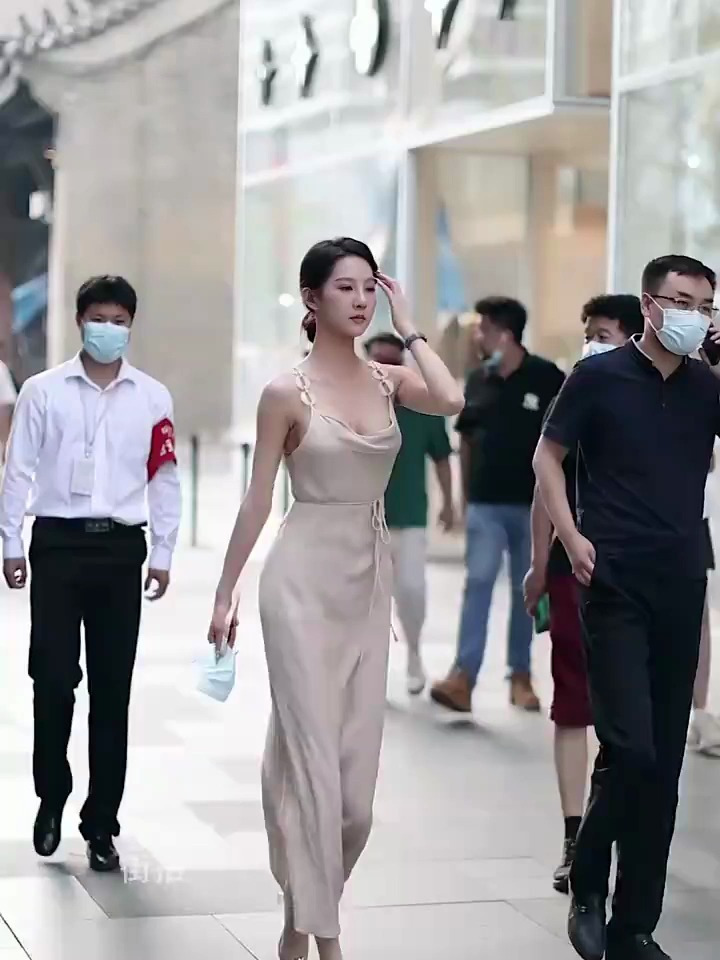 街拍美女:敢穿就别捂,穿抹胸裙怕人看见,一直挡着-度小视