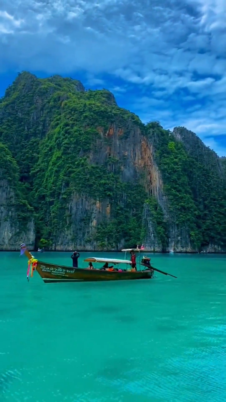 蓝天白云青山绿水,组成一幅美丽的画面,惬意的旅行时光