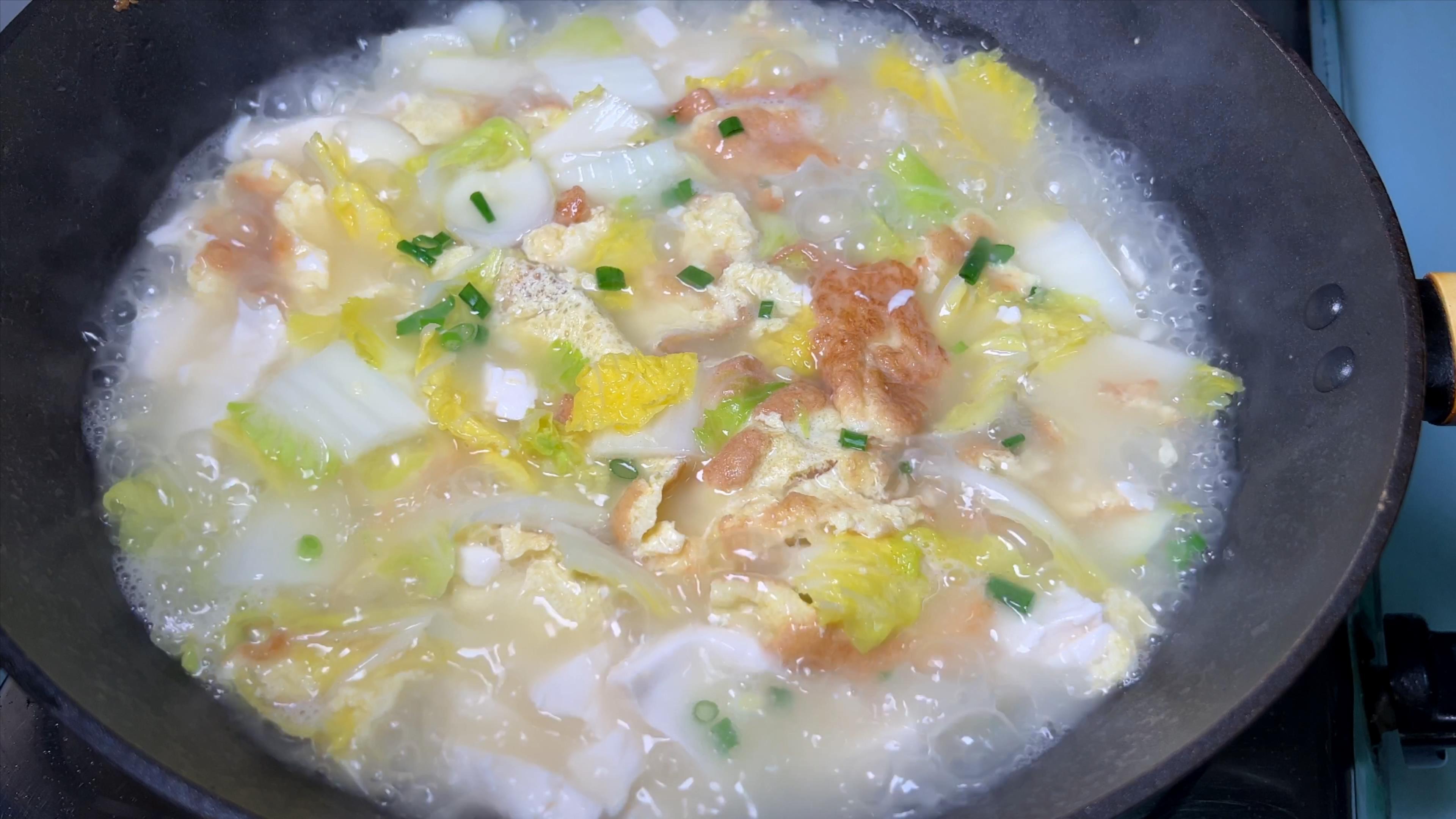 白菜豆腐汤的家常做法,汤汁浓白鲜香,营养美味,好喝好做,养胃