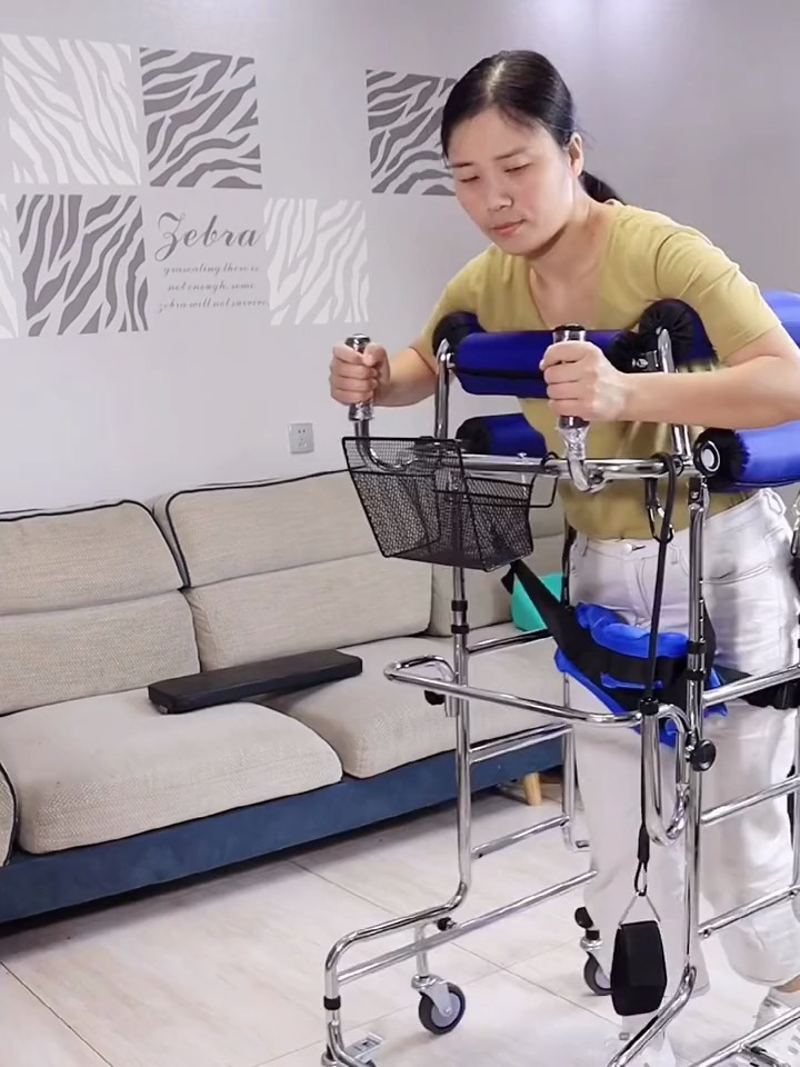 行动不便的老人,可以借助这款学步车进行锻炼,高低可调