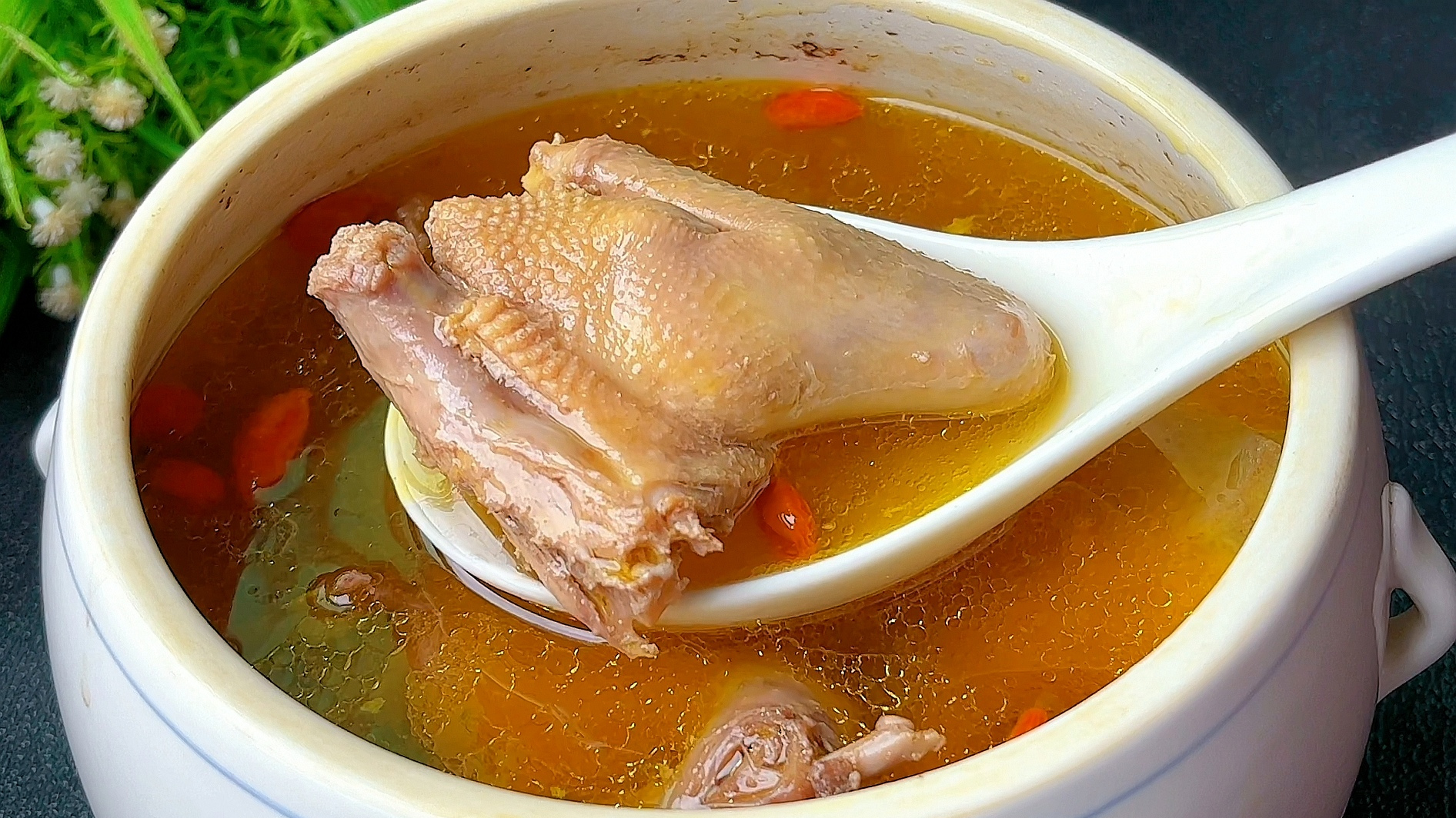 孩子长身体，我会隔三岔五的炖这道鸽子汤给他喝，汤汁清甜又营养