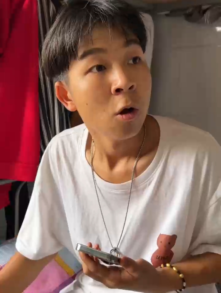 堂总闯入306宿舍拿走充电宝惹怒小辉 大辉哥即将出现 期待下集-度小视