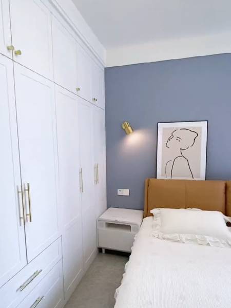 卧室乳胶漆建议深色只刷一面背景墙浅色通刷全屋