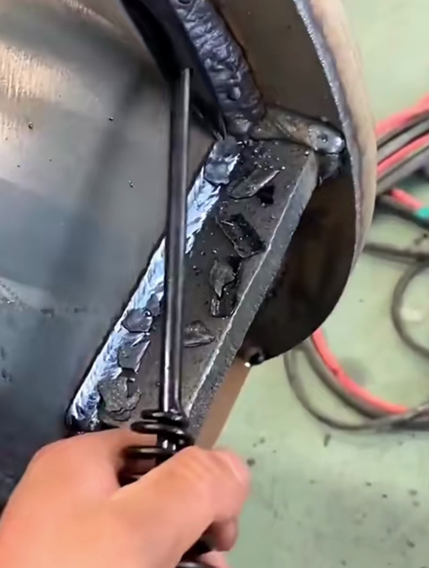 这是一个电焊老师傅都在用的敲渣锤,敲击焊渣轻松省力