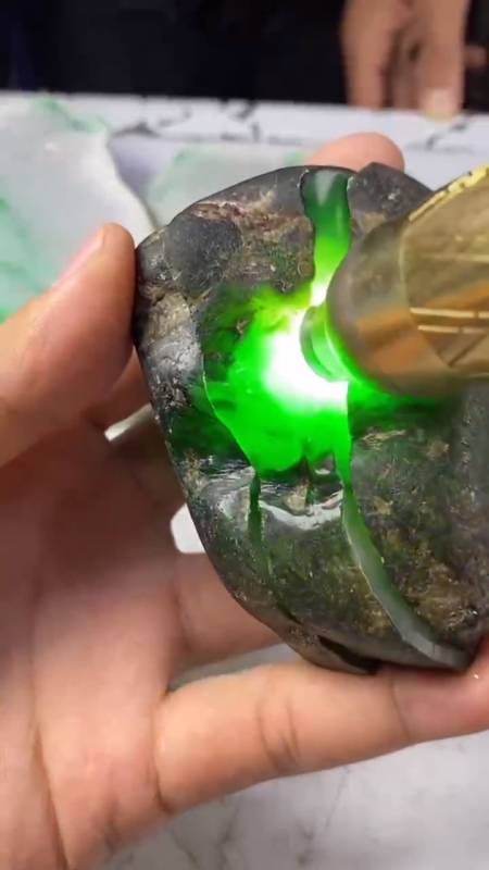 会卡的翡翠原石打灯处处都有表现不愧是老场口