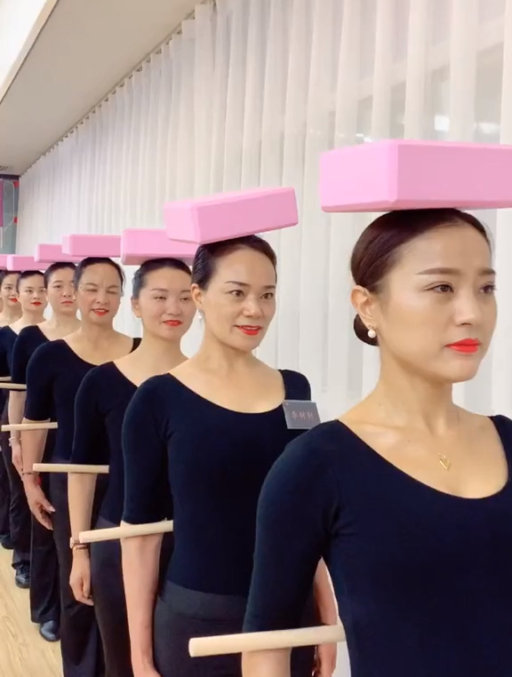 拥有漂亮的大长腿,训练站姿,每天夹纸5分钟,不能掉下来-度小视