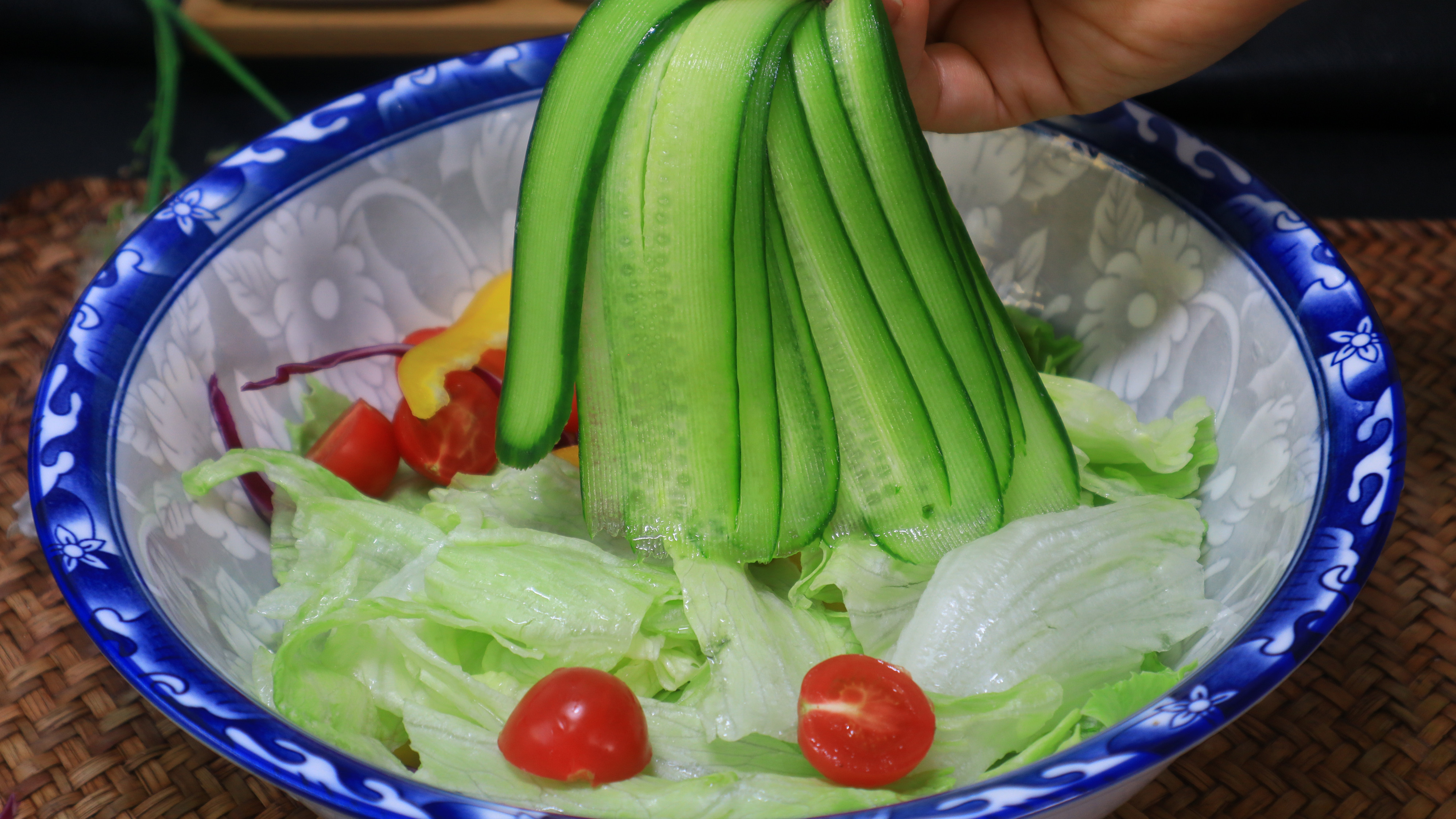 蔬菜沙拉直接拌就错了,教你正确做法,多加一步,口感更脆爽