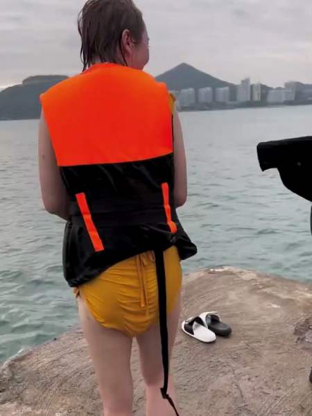 大妈穿比基尼挑战断桥跳水