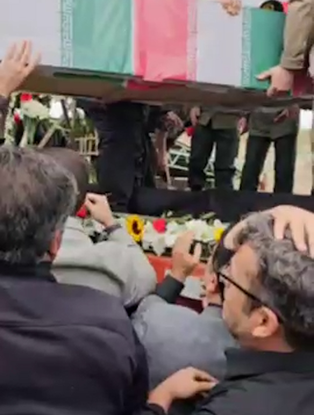 莱希遗体告别仪式现场：灵柩披伊朗国旗被众人抬上灵车 送行民众队伍浩荡