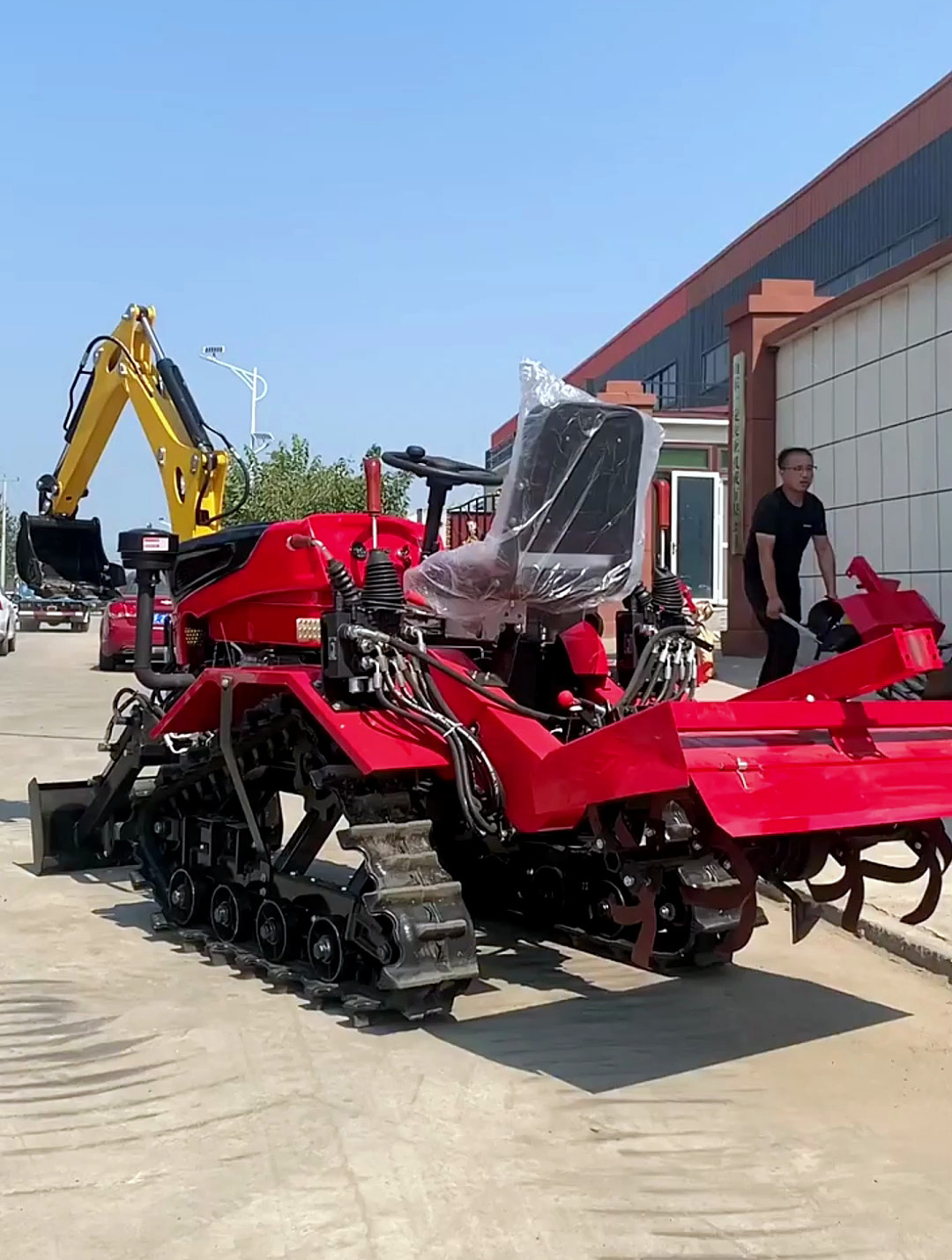 带挖机的履带拖拉机,水旱两用履带式旋耕机