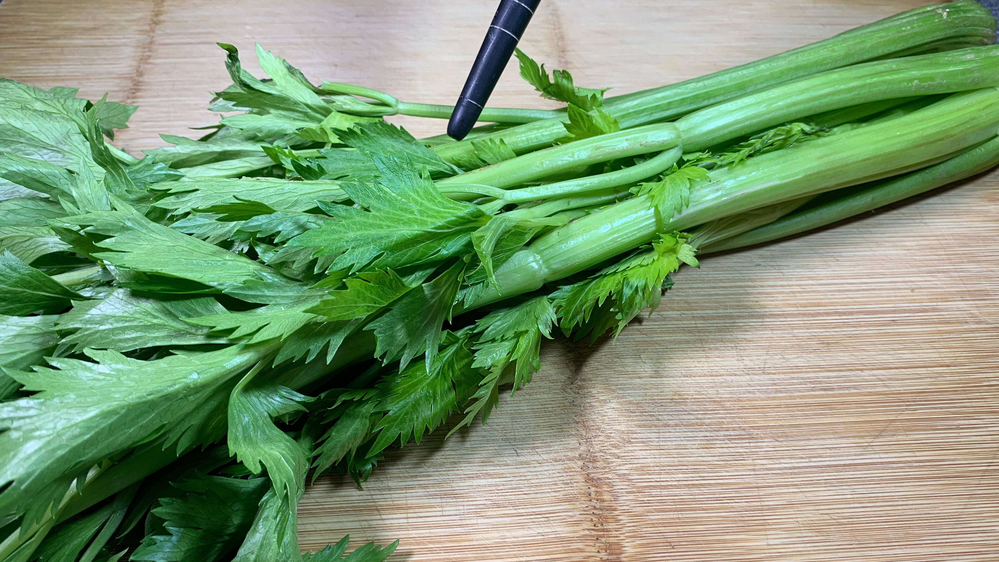 炒芹菜时,不要焯水和直接炒,教你一招,脆嫩入味,好吃不塞牙