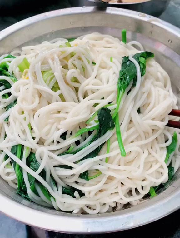 蒜汁捞面.必须要用大盆吃才过瘾!才地道!