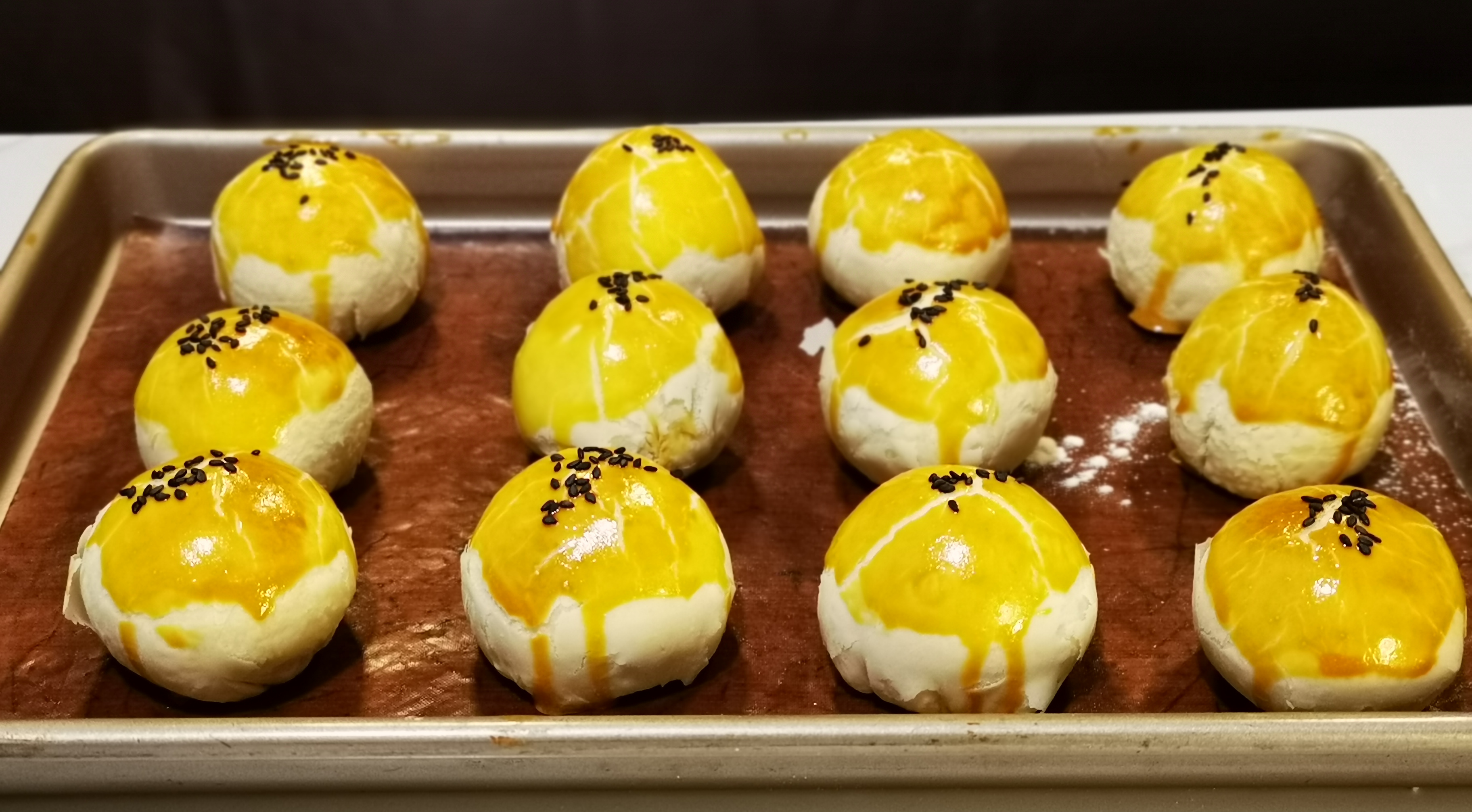 蛋黄酥烘烤刷蛋,出炉那一刻太香了,超详细教程