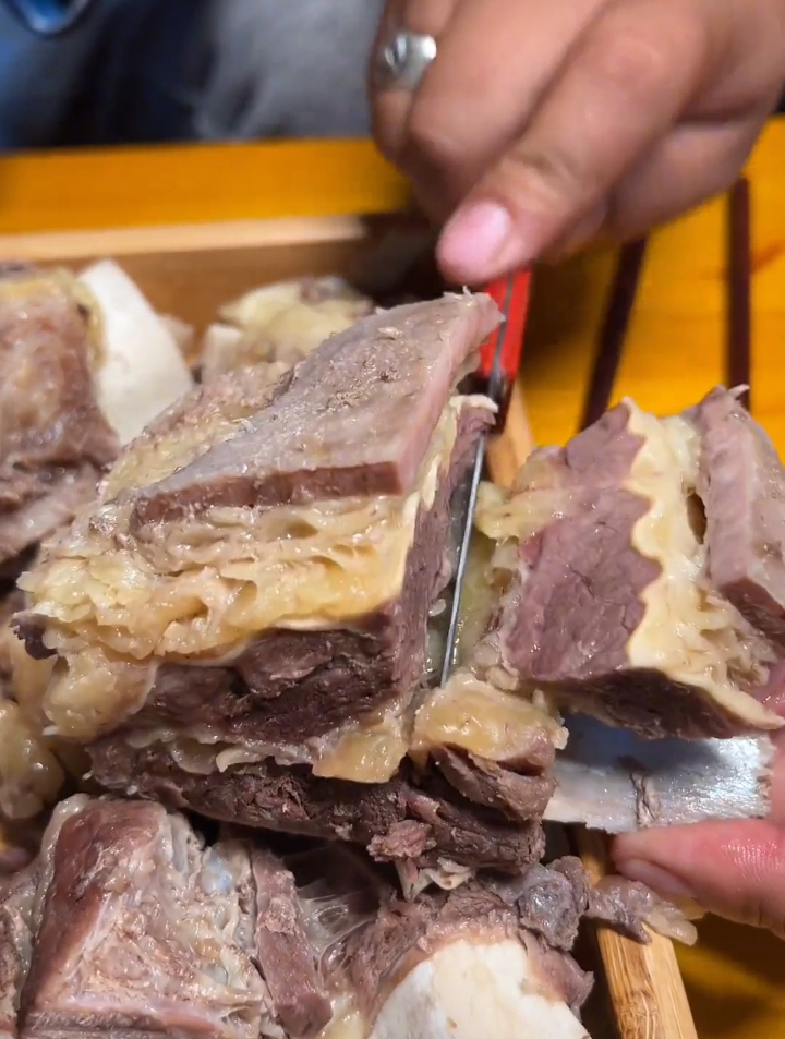 肥瘦相间的黄膘牛排看着真香,都不要拉我,我能吃一盆!-度小视
