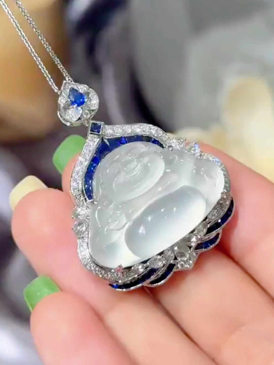 翡翠白冰佛公吊坠,水头超级好,镶有种清冷神秘的感觉