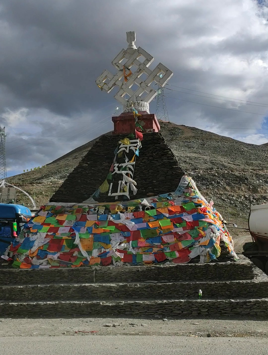 自驾旅行川藏线翻越著名的东达山垭口海拔5008米