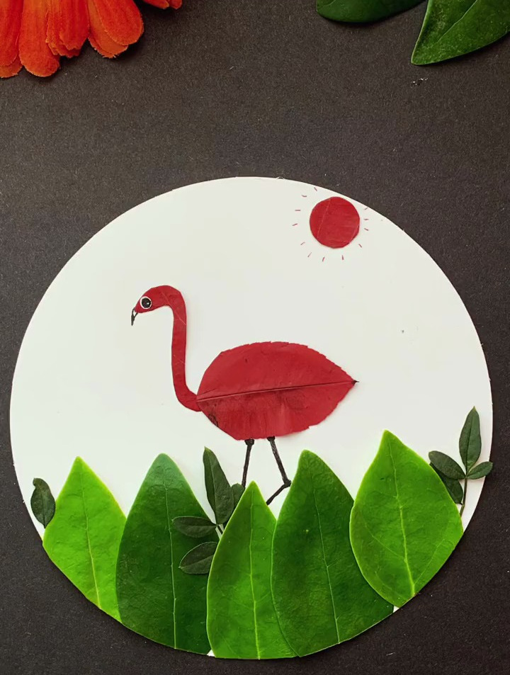 带孩子收集一些树叶,一起来做一幅漂亮的鸵鸟!-度小视