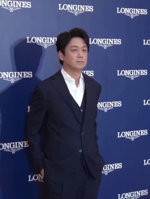 潘粤明西装杀 气场全开 确实是大叔范儿