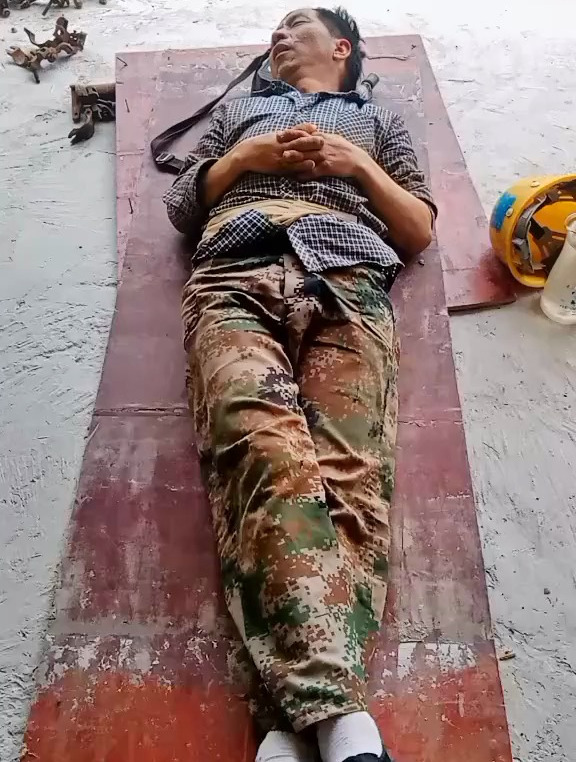 这半小时是一场令人心酸的午休对于我们农民工来说是一种短暂享受