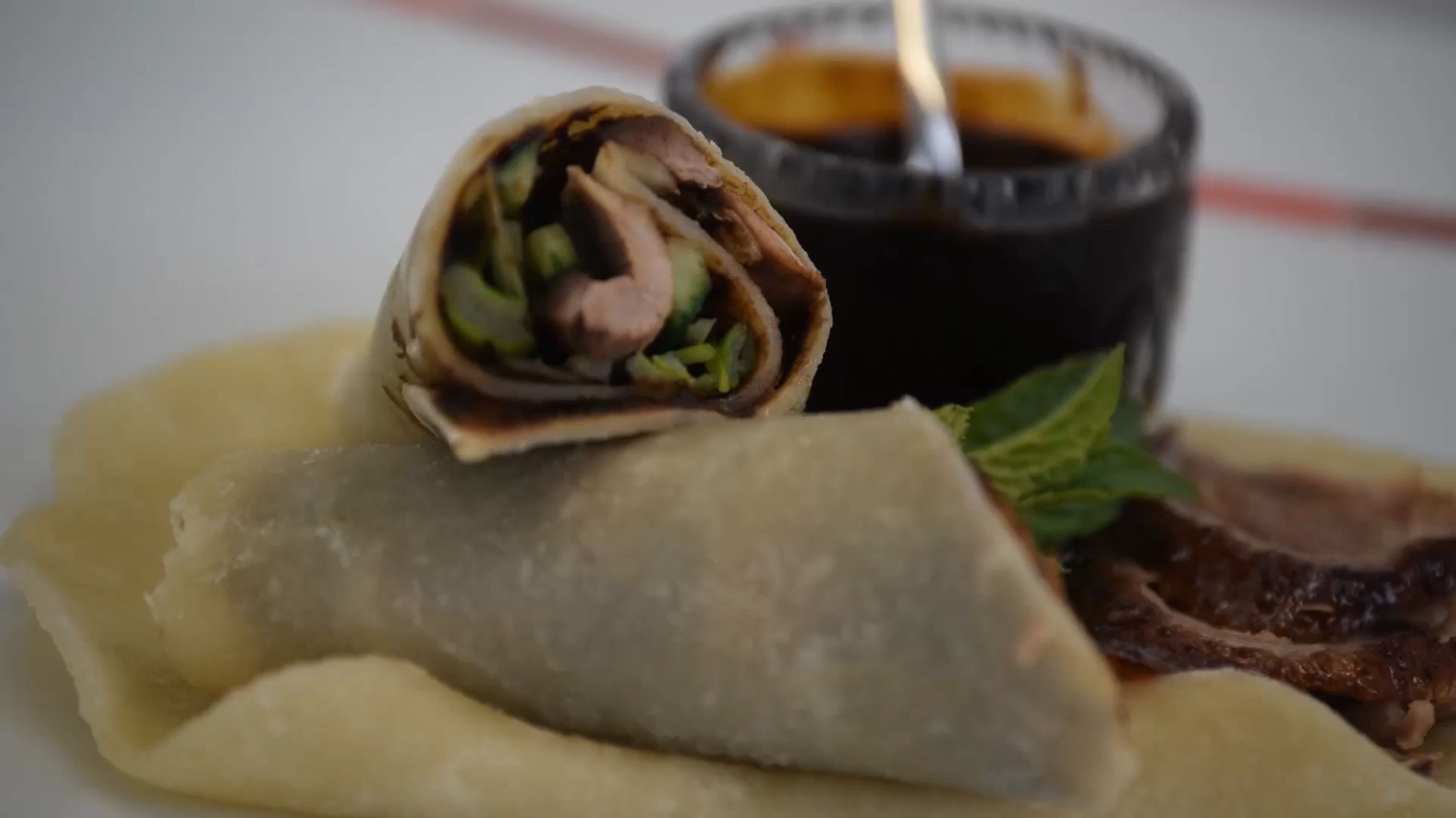 烤鸭——肉质的丝滑,鸭皮的脆嫩,黄瓜的清爽。是绝配!