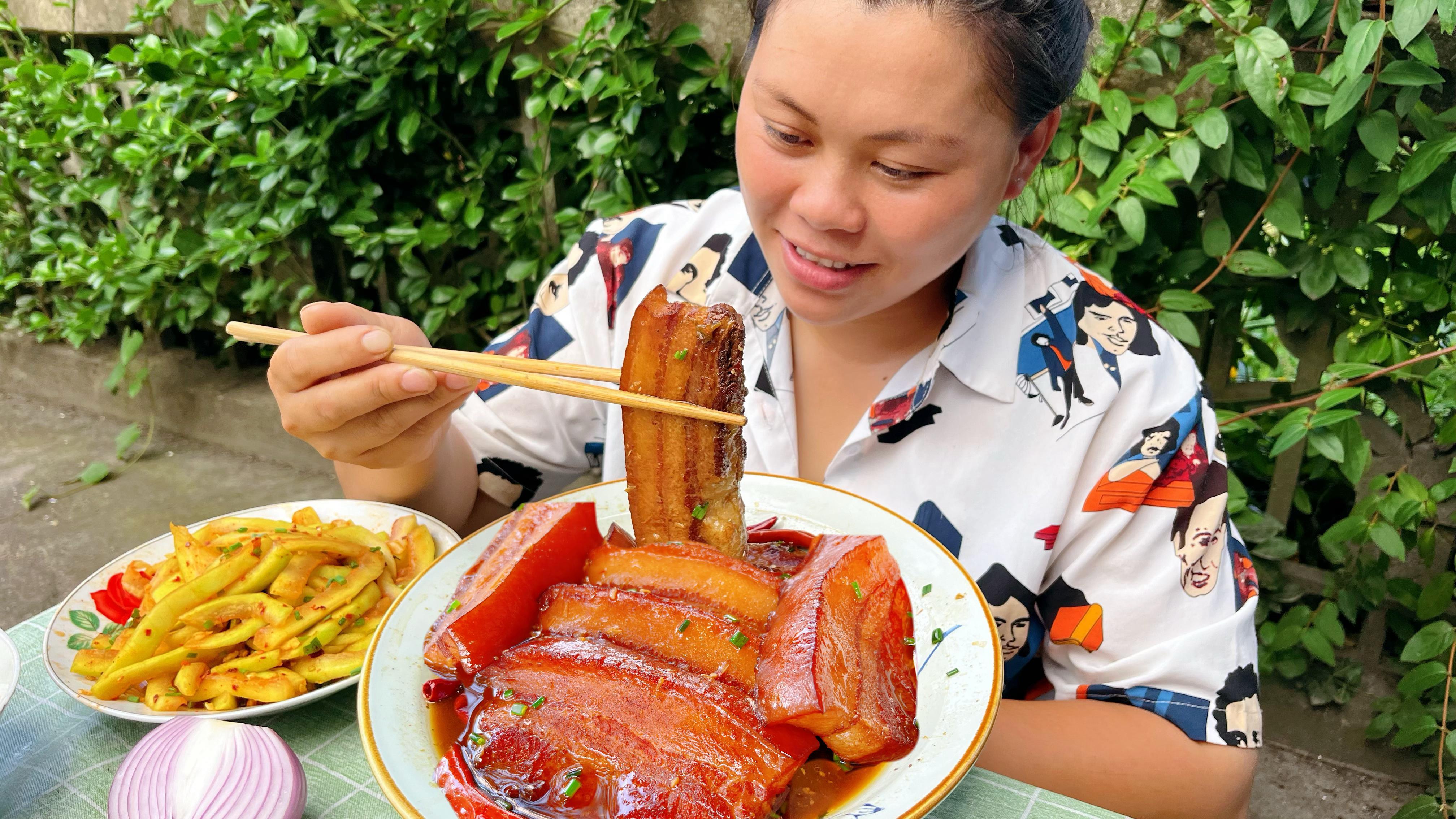 欧妹嘴馋，做了一锅红烧肉，配上凉拌西瓜皮大口吃肉嘴流油