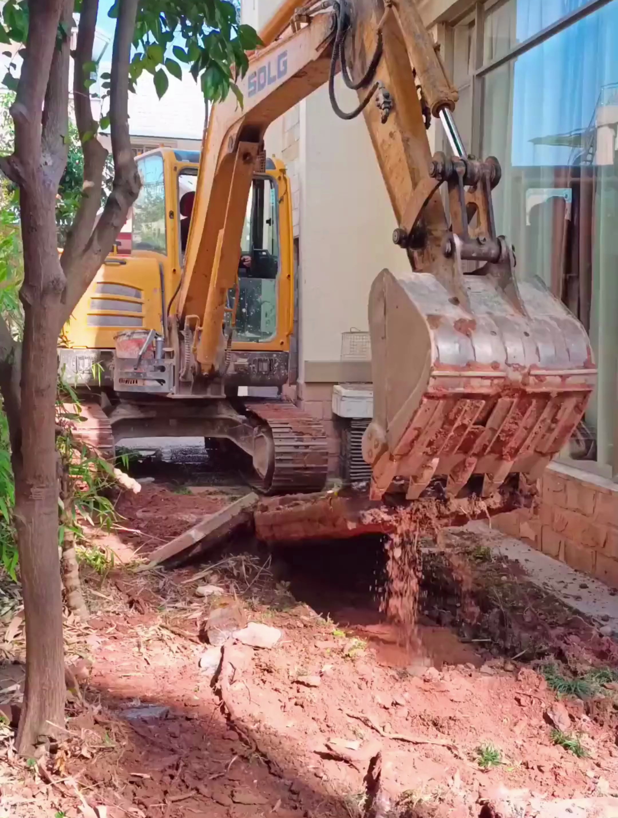 施工现场实拍,挖掘机挖土视频,还有多少90后坚持干这行