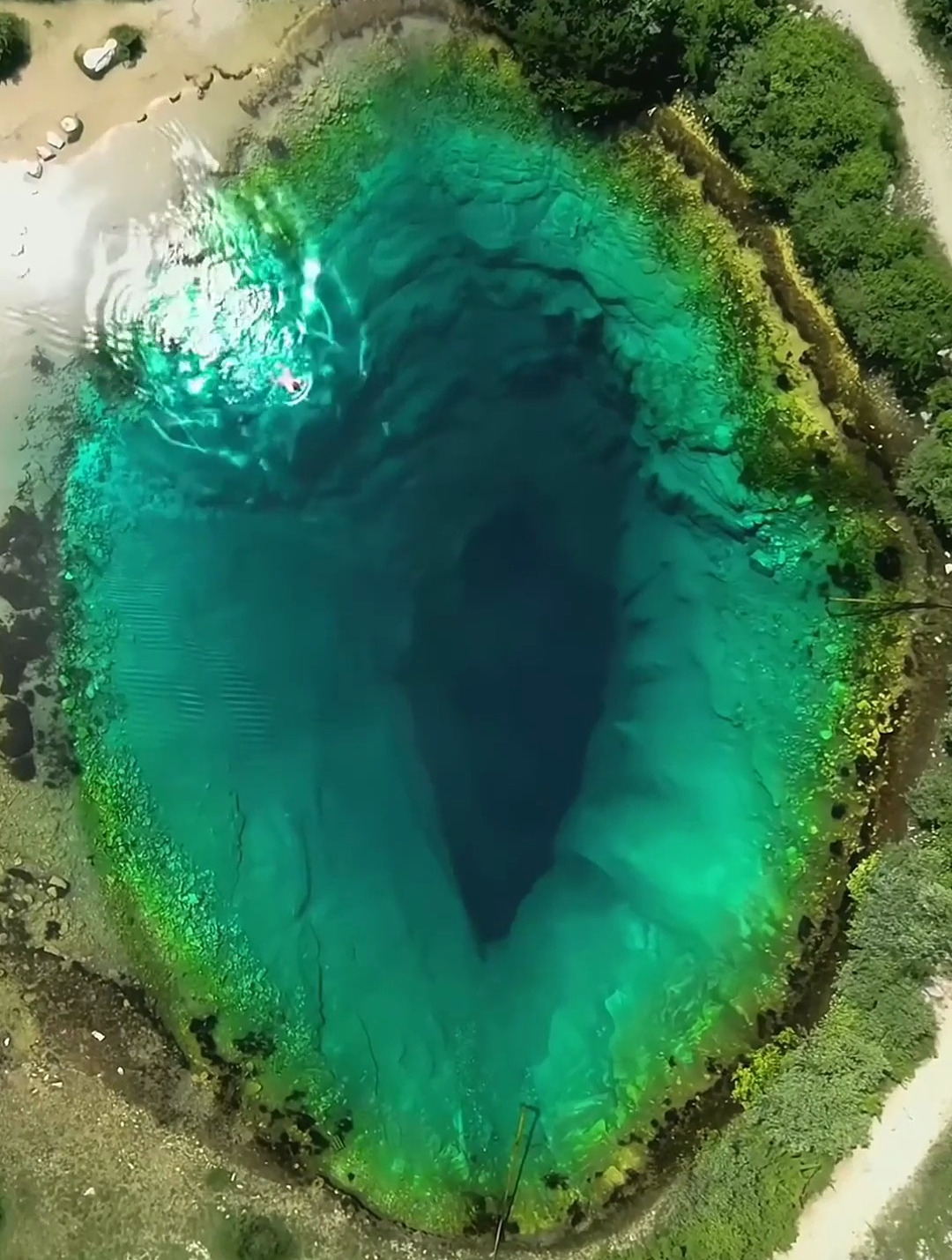 克罗地亚地球之眼,又名"恶魔之眼"是一个深邃幽兰的喀斯特泉