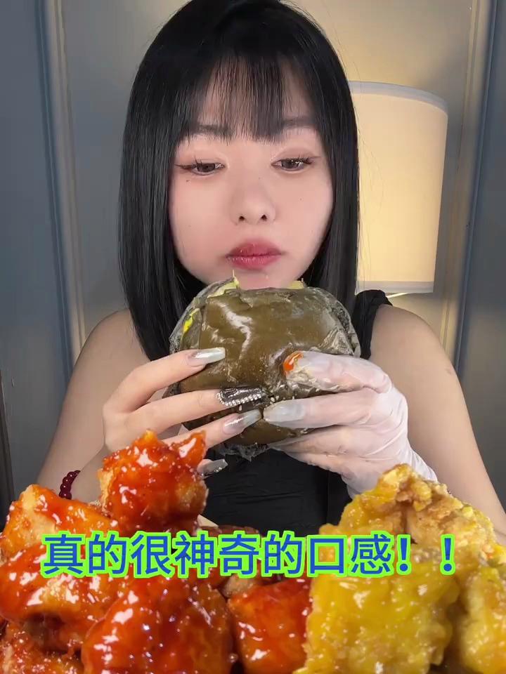 谁能拒绝深夜的炸鸡和榴莲汉堡呢!