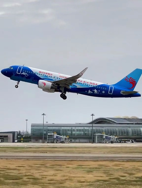 飞机宁波机场起飞 长白山a320-214