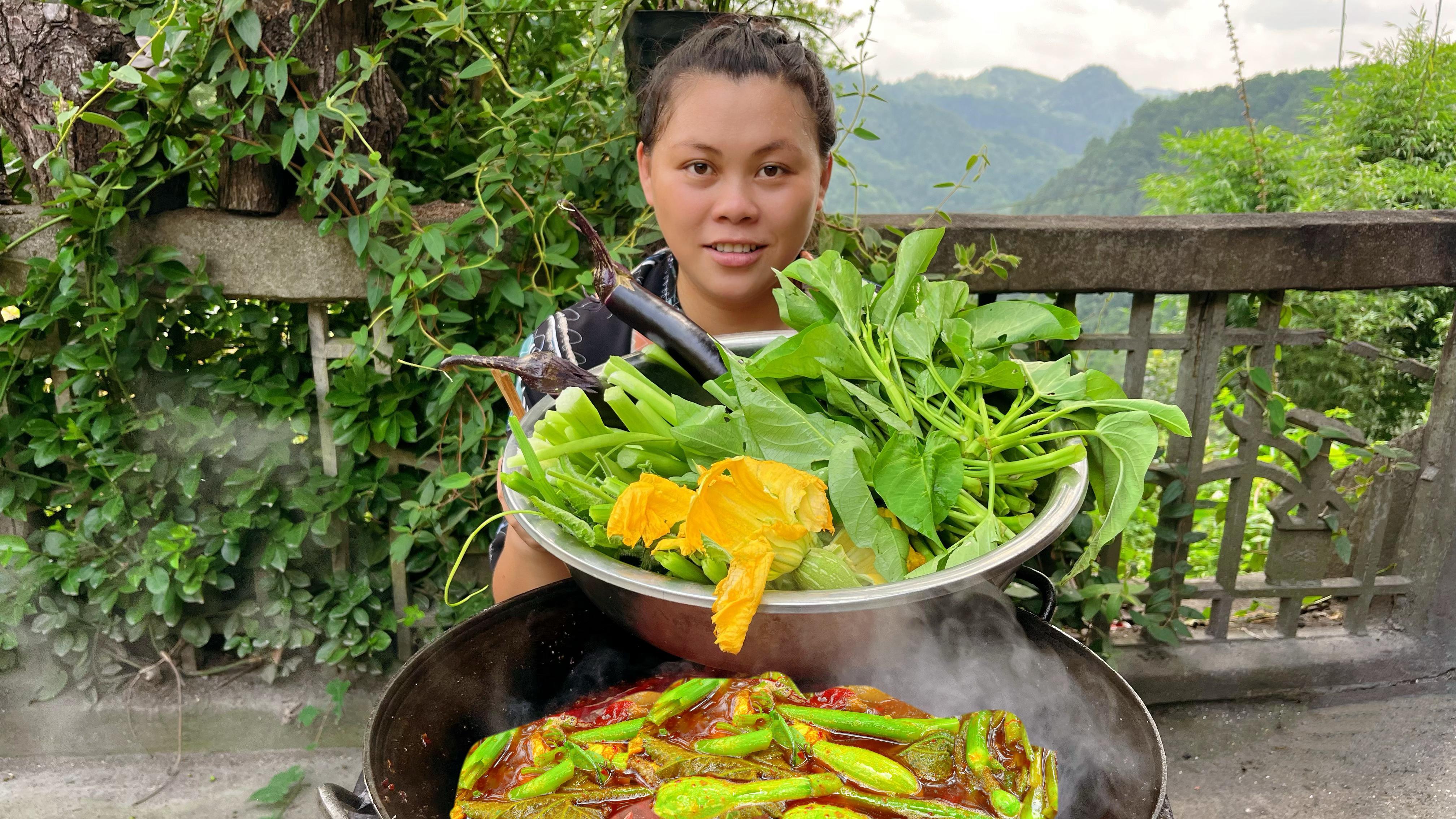 今天摘了各种新鲜蔬菜，做个美味的香辣火锅直接吃到饱