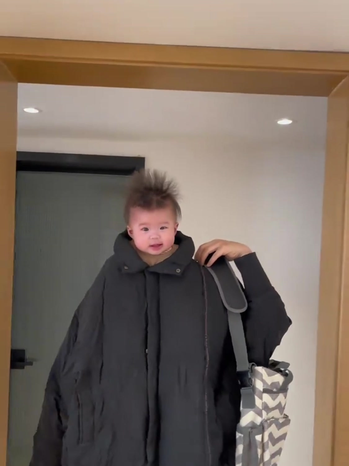 人类幼崽的爆笑瞬间,很难忍住不笑,一个背影就能萌化你