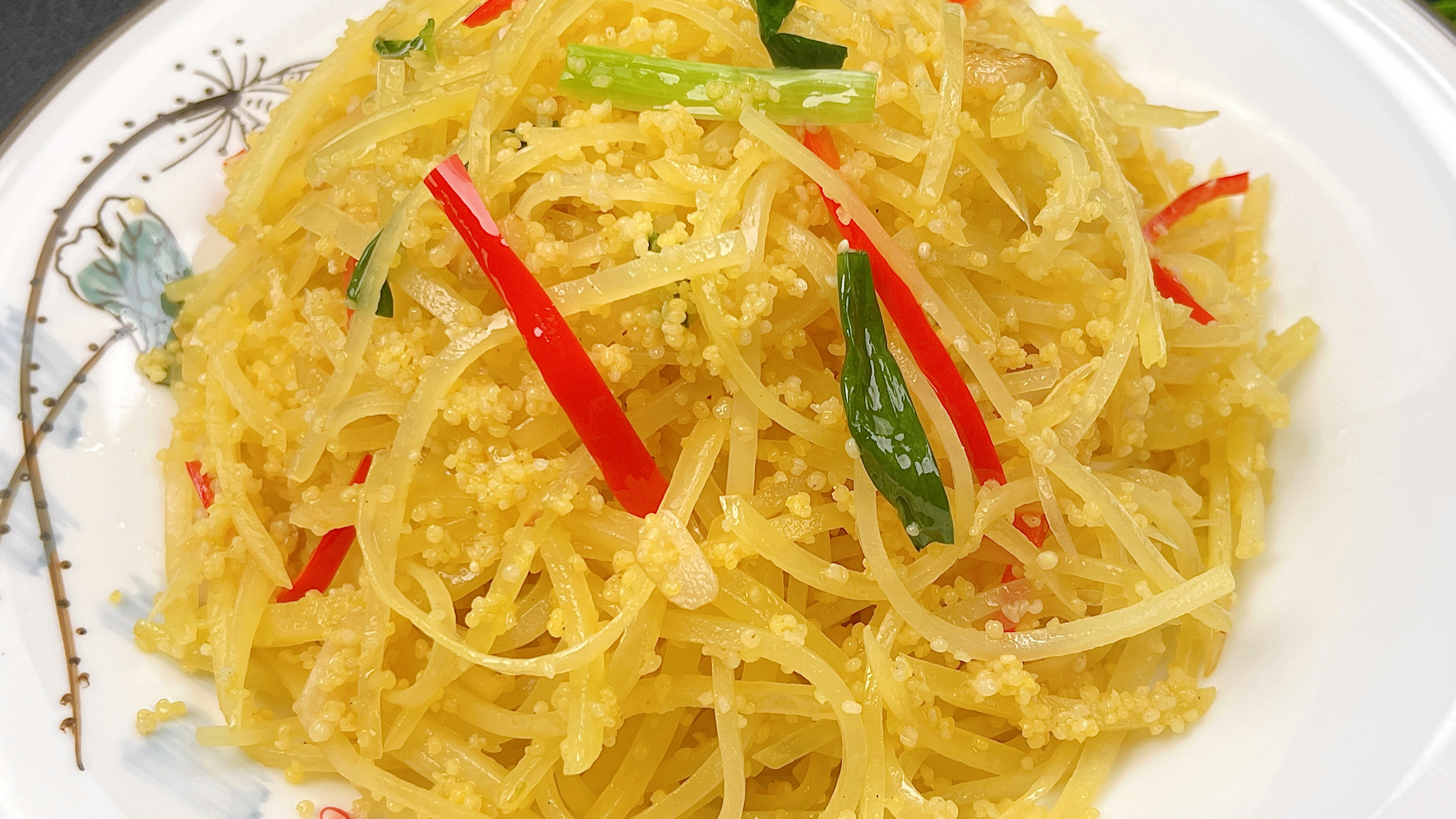 土豆丝这个做法火了,加一把小米,成了饭店里招牌菜,太香了