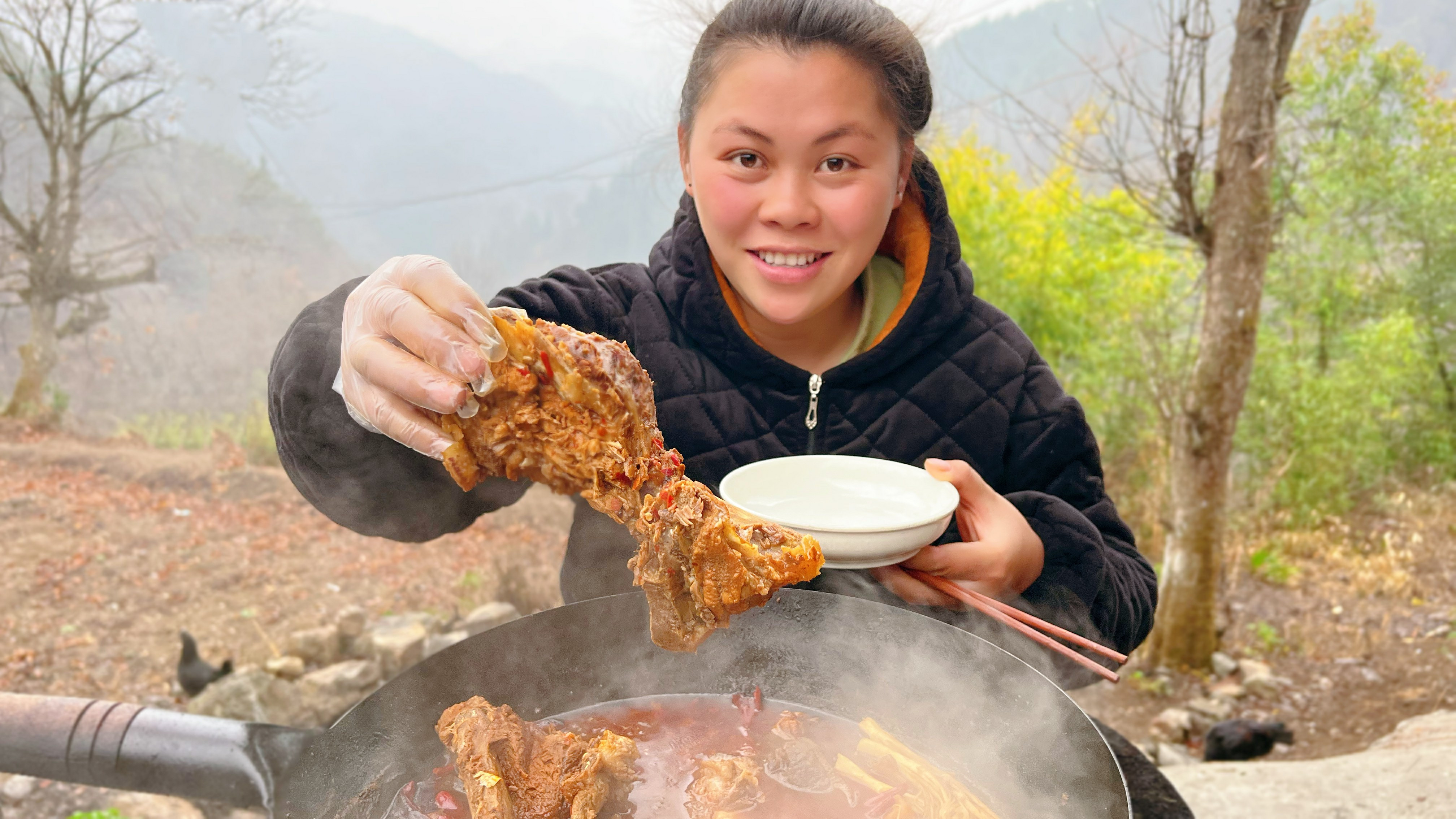 连续阴雨天,欧妹做一锅爆辣大骨头,配上竹笋吃过瘾狗子也有份